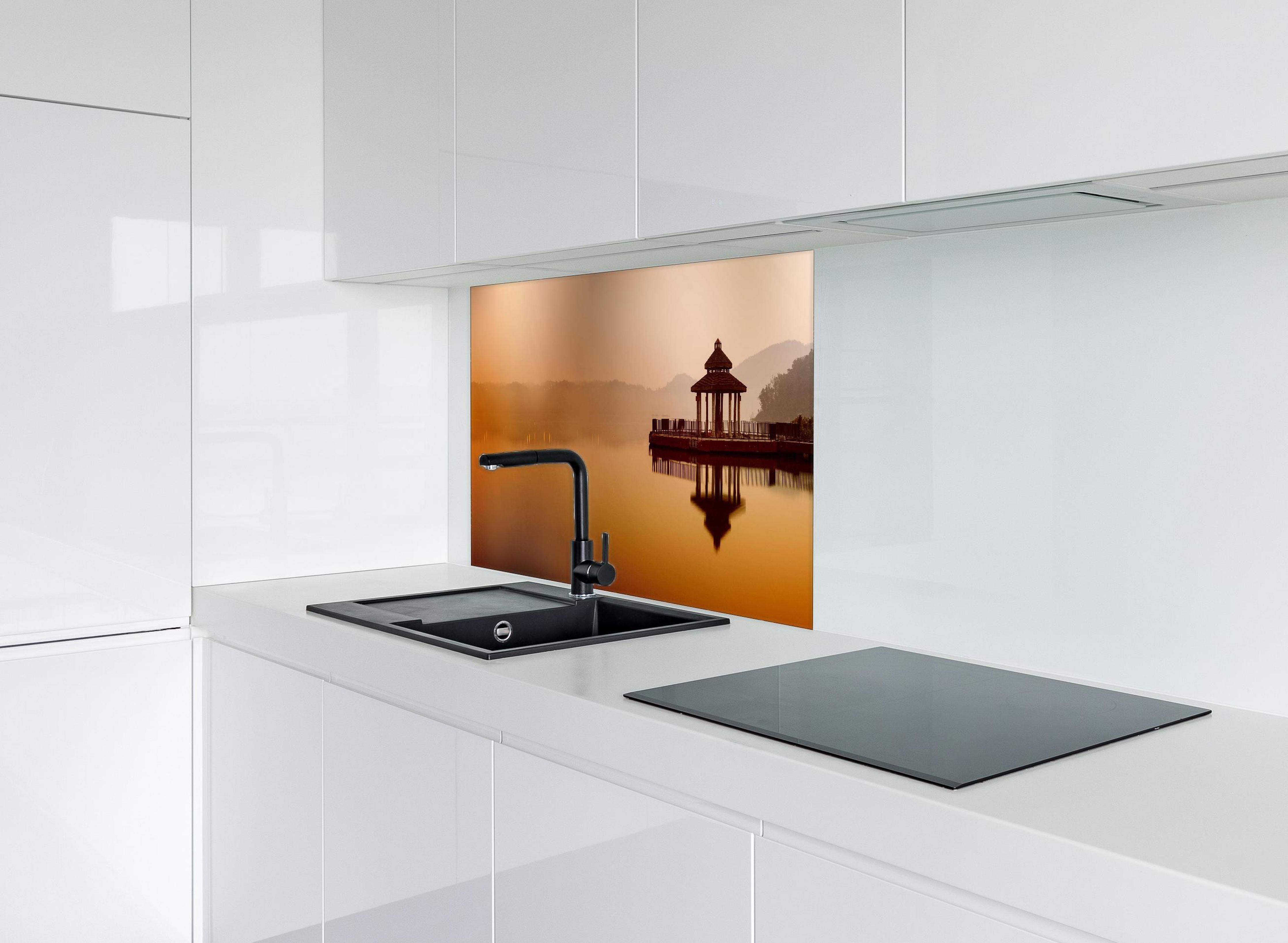 Spritzschutz - Sun Moon Lake hinter einem Cerankochfeld zwischen Holz-Kochutensilien
