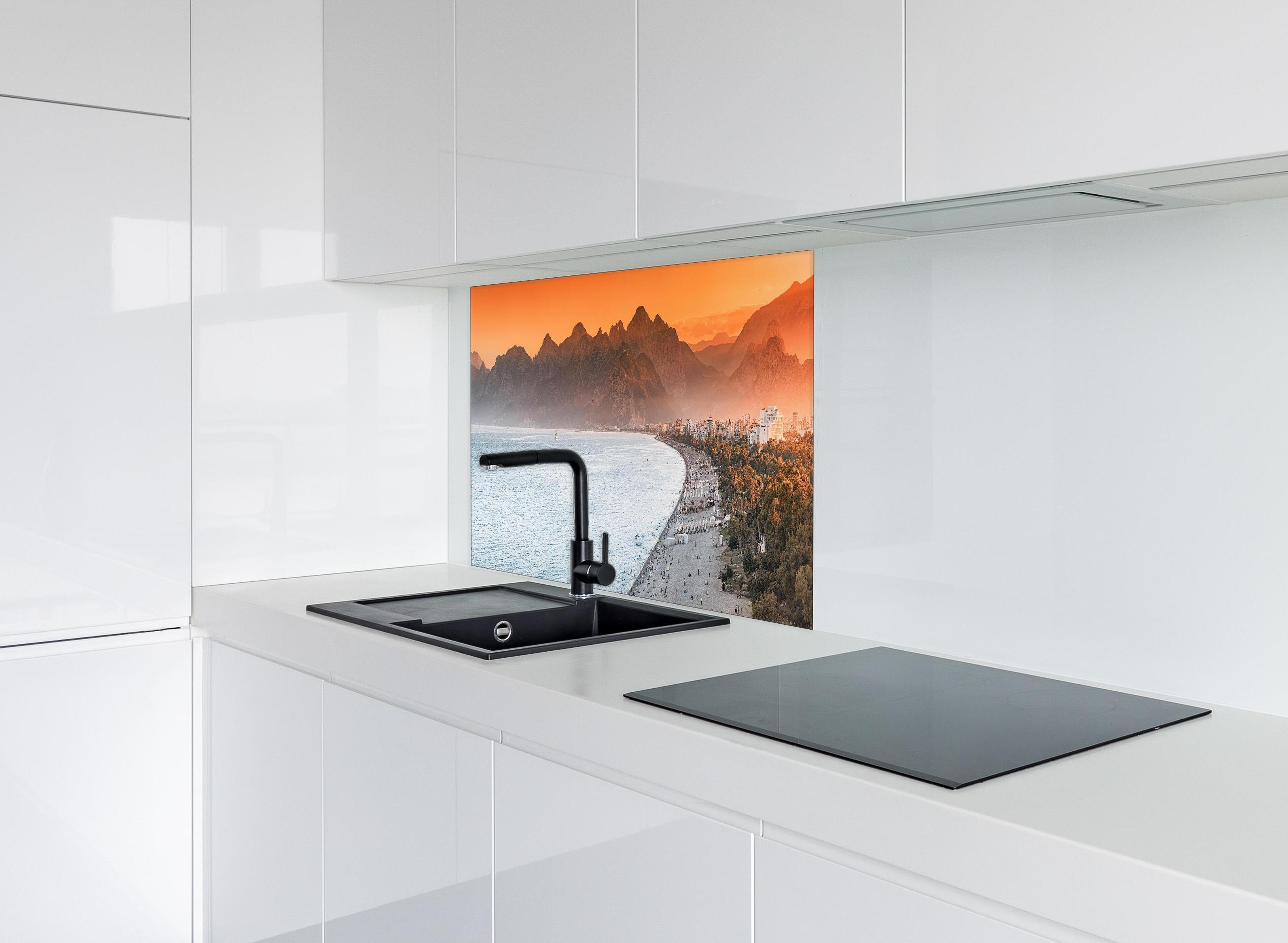 Spritzschutz - Sunset Konyaalti Beach Antalya Türkei hinter einem Cerankochfeld zwischen Holz-Kochutensilien
