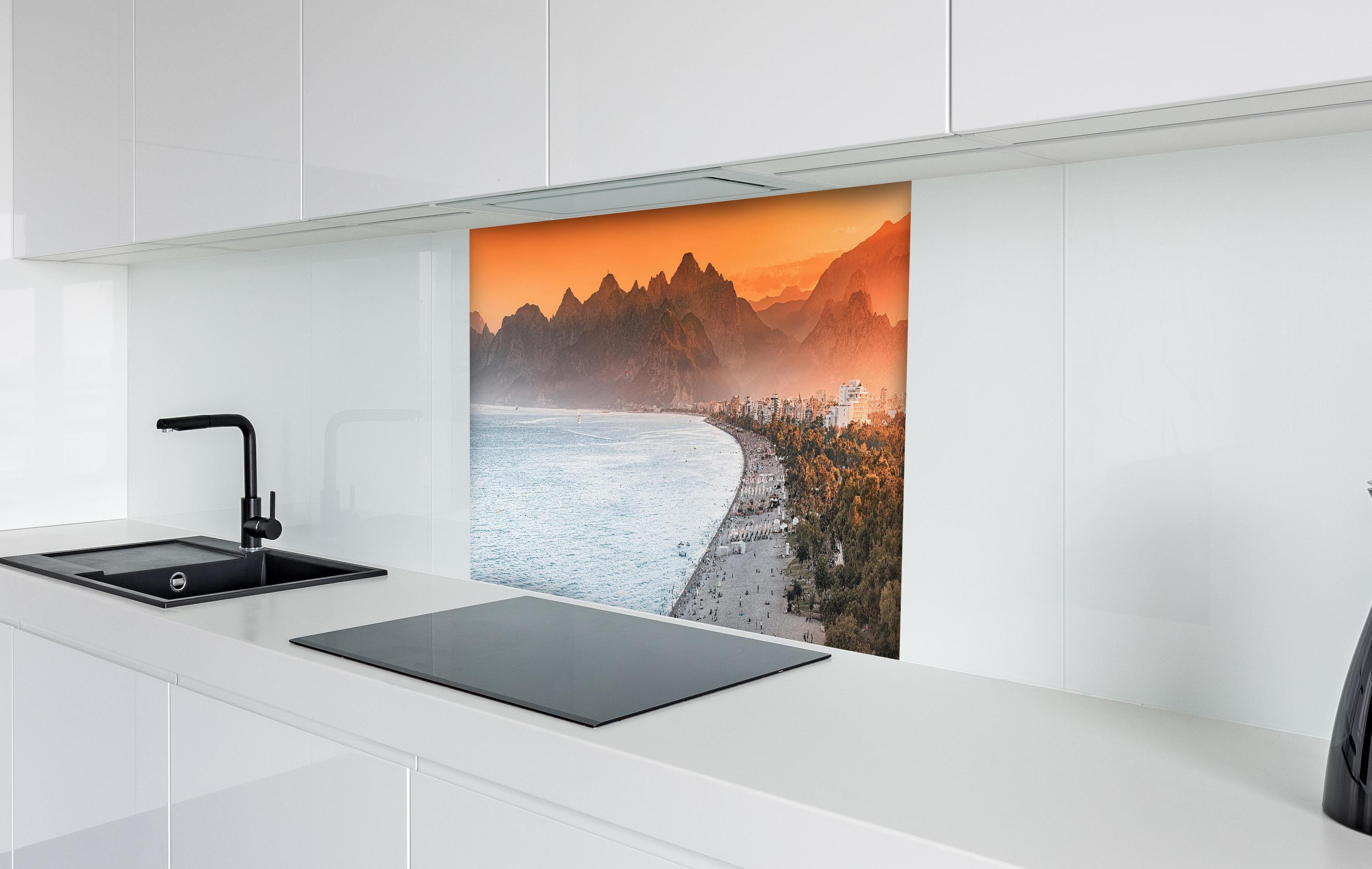 Spritzschutz - Sunset Konyaalti Beach Antalya Türkei hinter einem Cerankochfeld zwischen Holz-Kochutensilien
