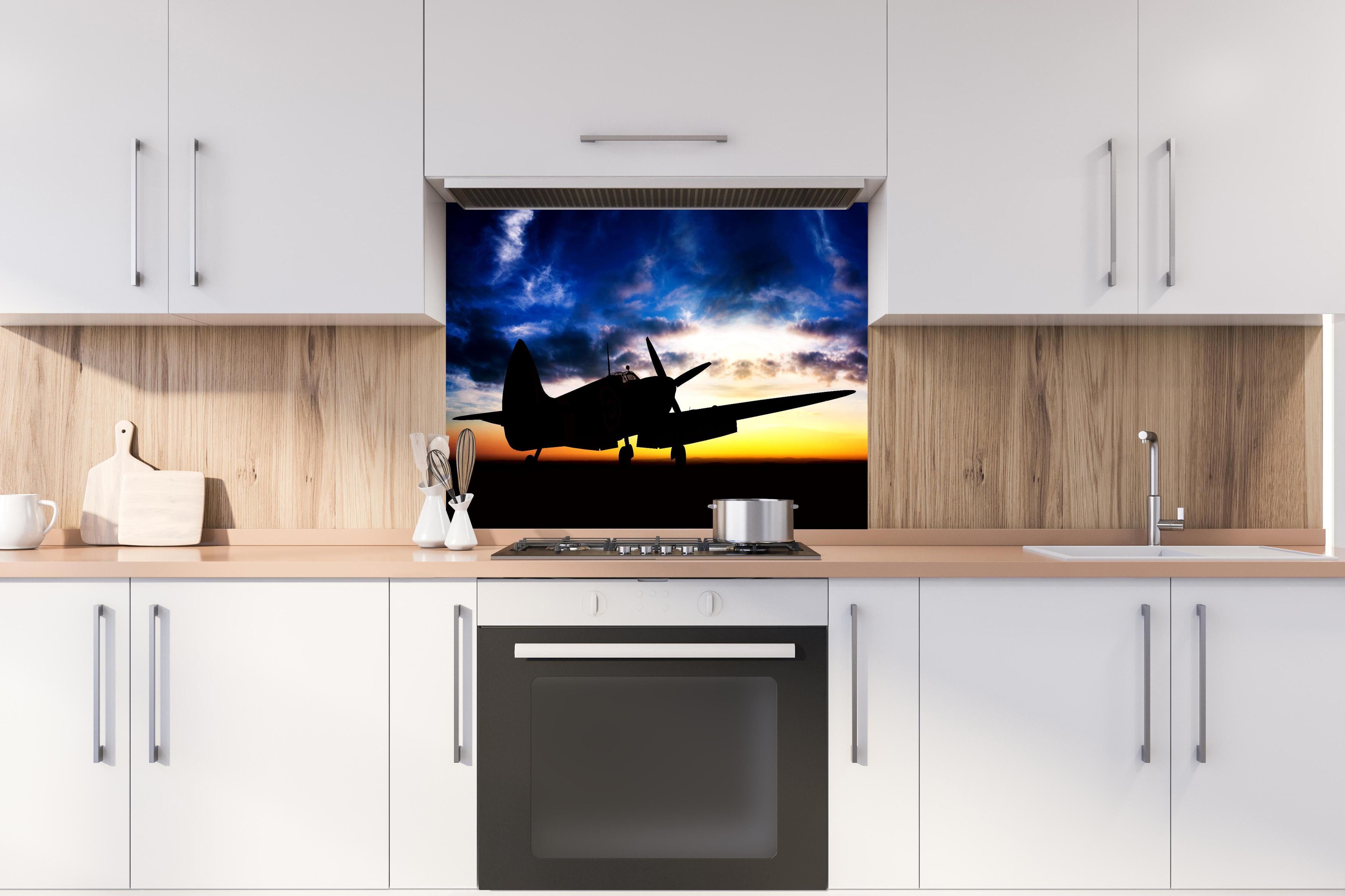 Spritzschutz - Supermarine Spitfire hinter einem Cerankochfeld zwischen Holz-Kochutensilien
