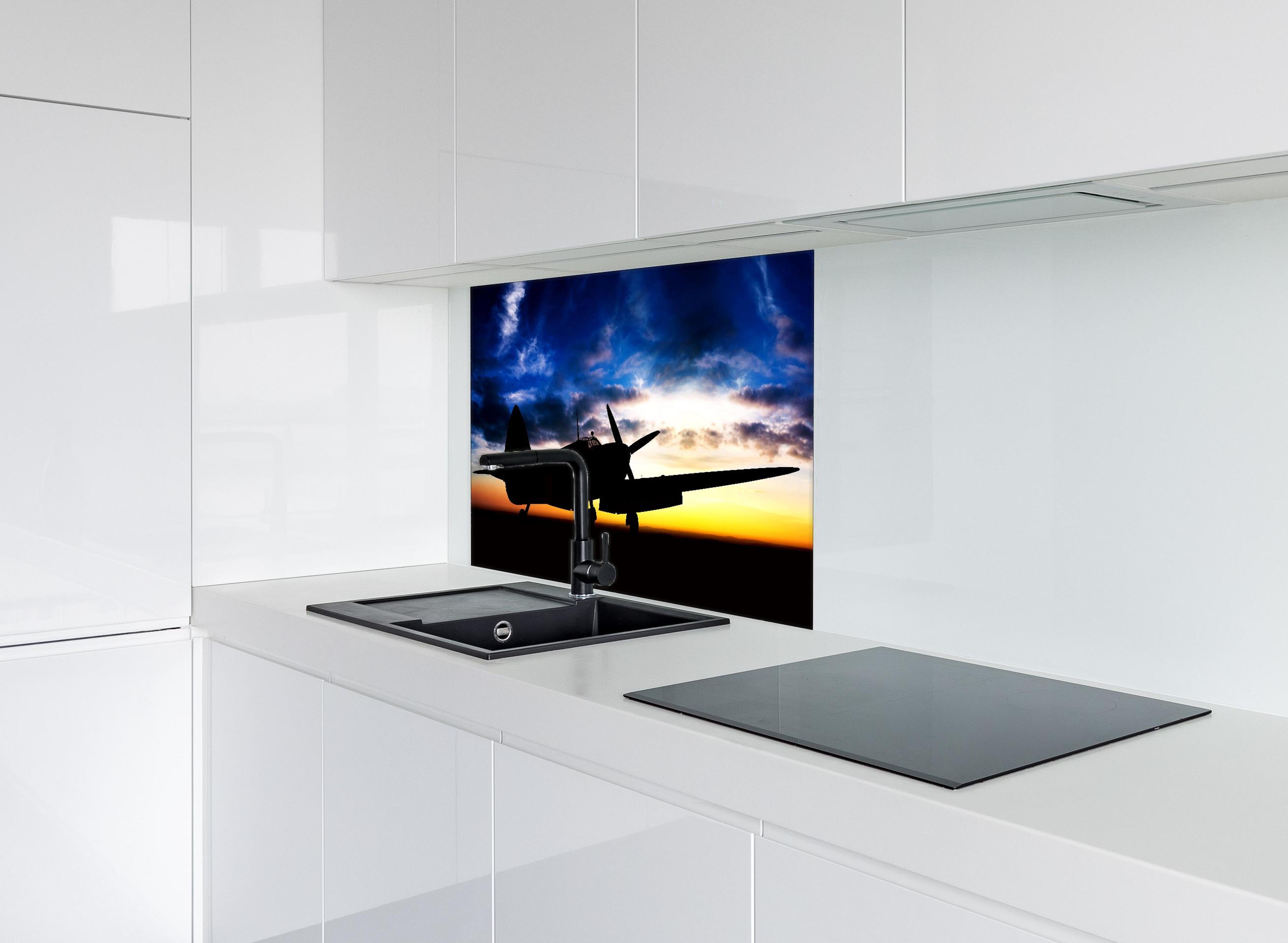 Spritzschutz - Supermarine Spitfire hinter einem Cerankochfeld zwischen Holz-Kochutensilien
