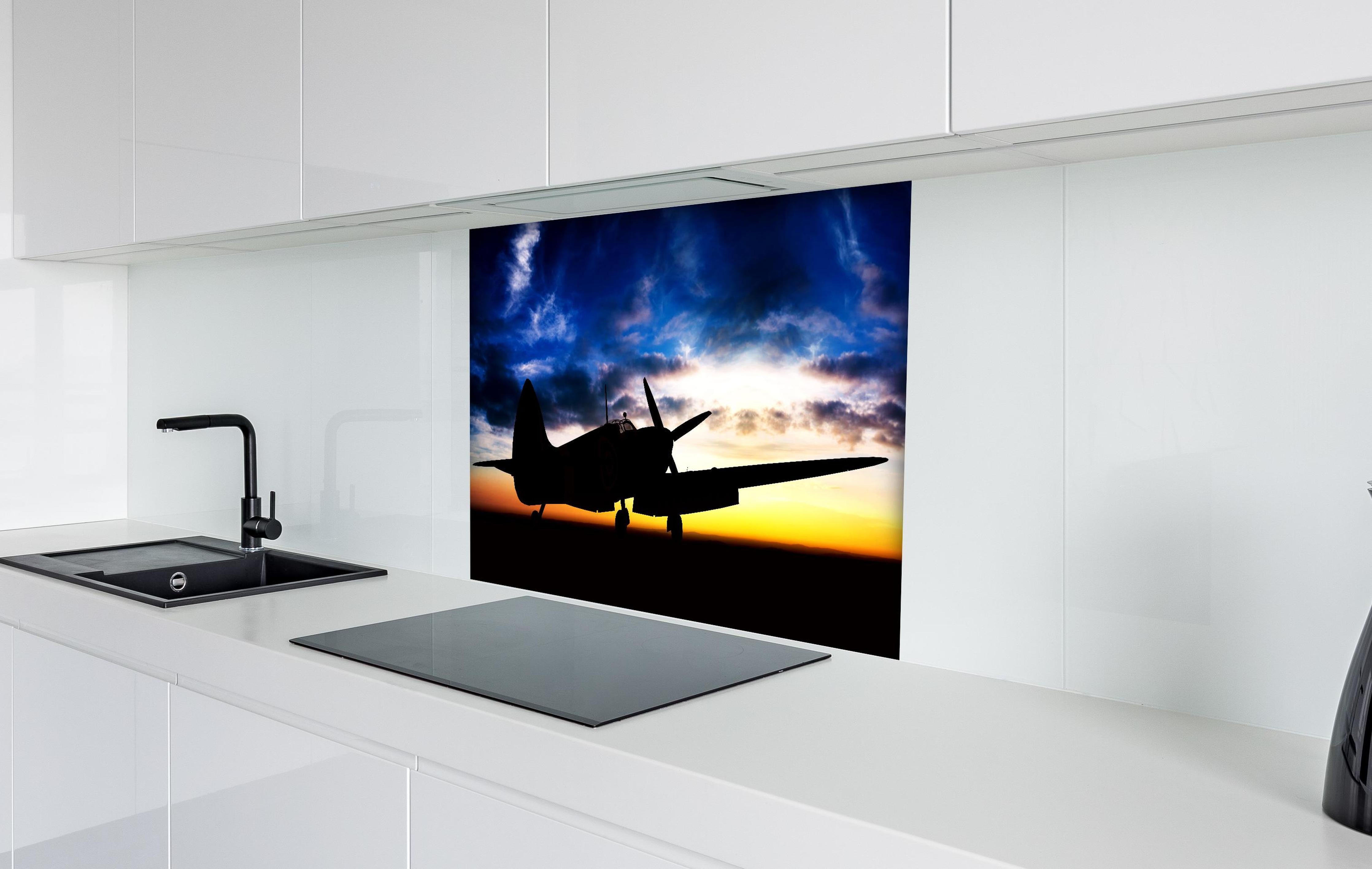 Spritzschutz - Supermarine Spitfire hinter einem Cerankochfeld zwischen Holz-Kochutensilien
