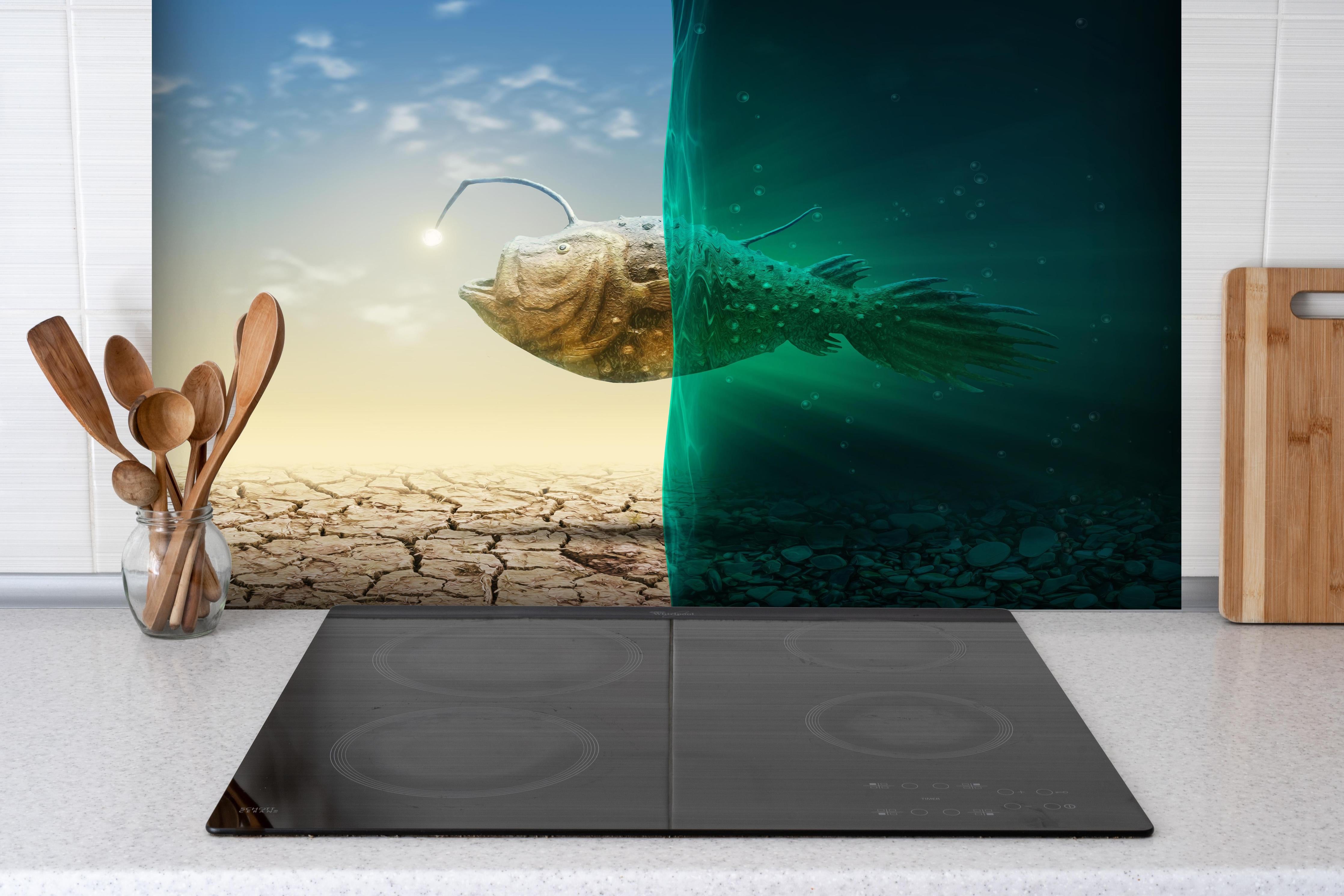 Spritzschutz - Surreale Anglerfisch Darstellung hinter einem Cerankochfeld zwischen Holz-Kochutensilien
