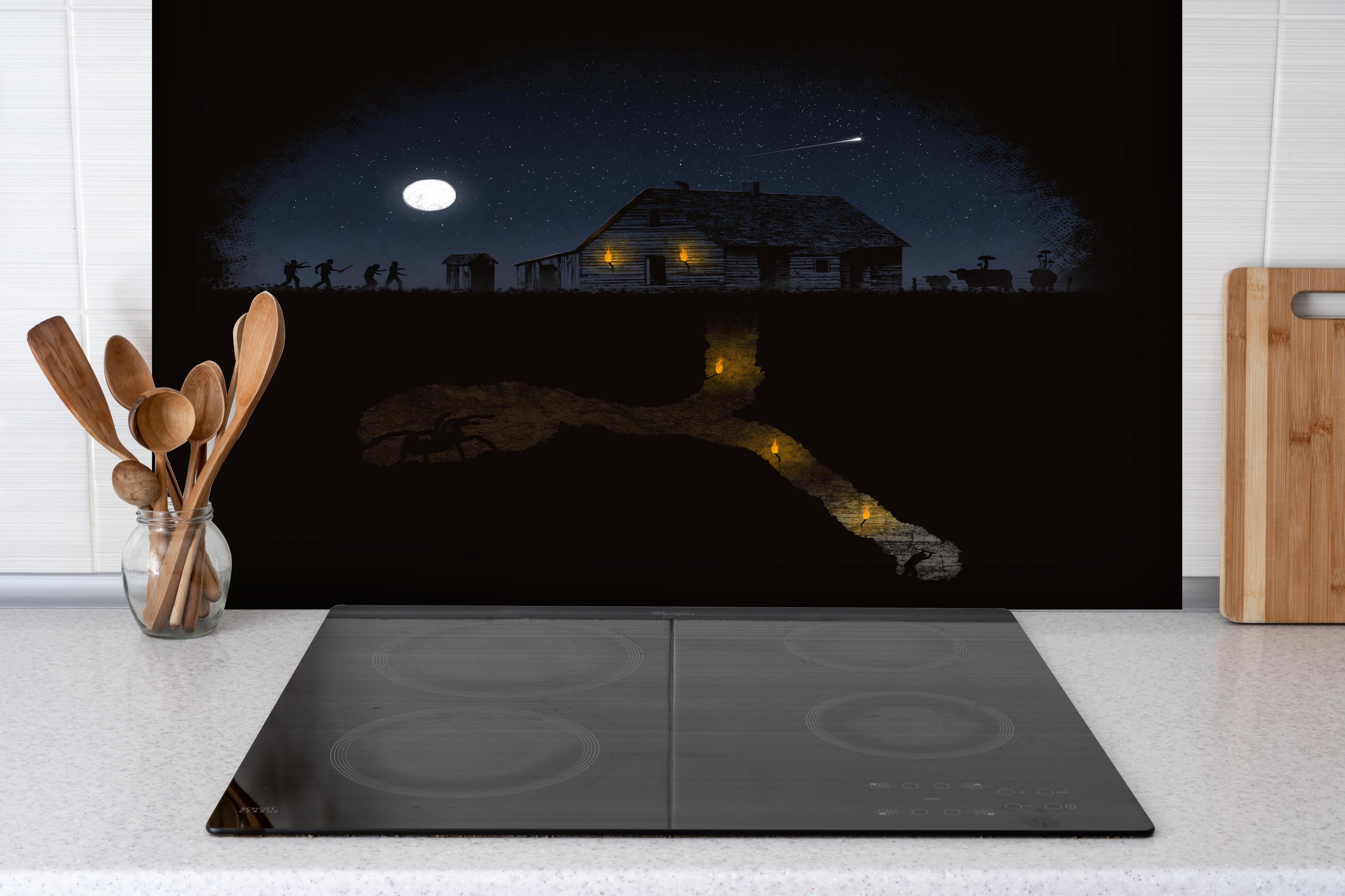 Spritzschutz - Surreale Nacht mit Sternenhimmel und Mond hinter einem Cerankochfeld zwischen Holz-Kochutensilien
