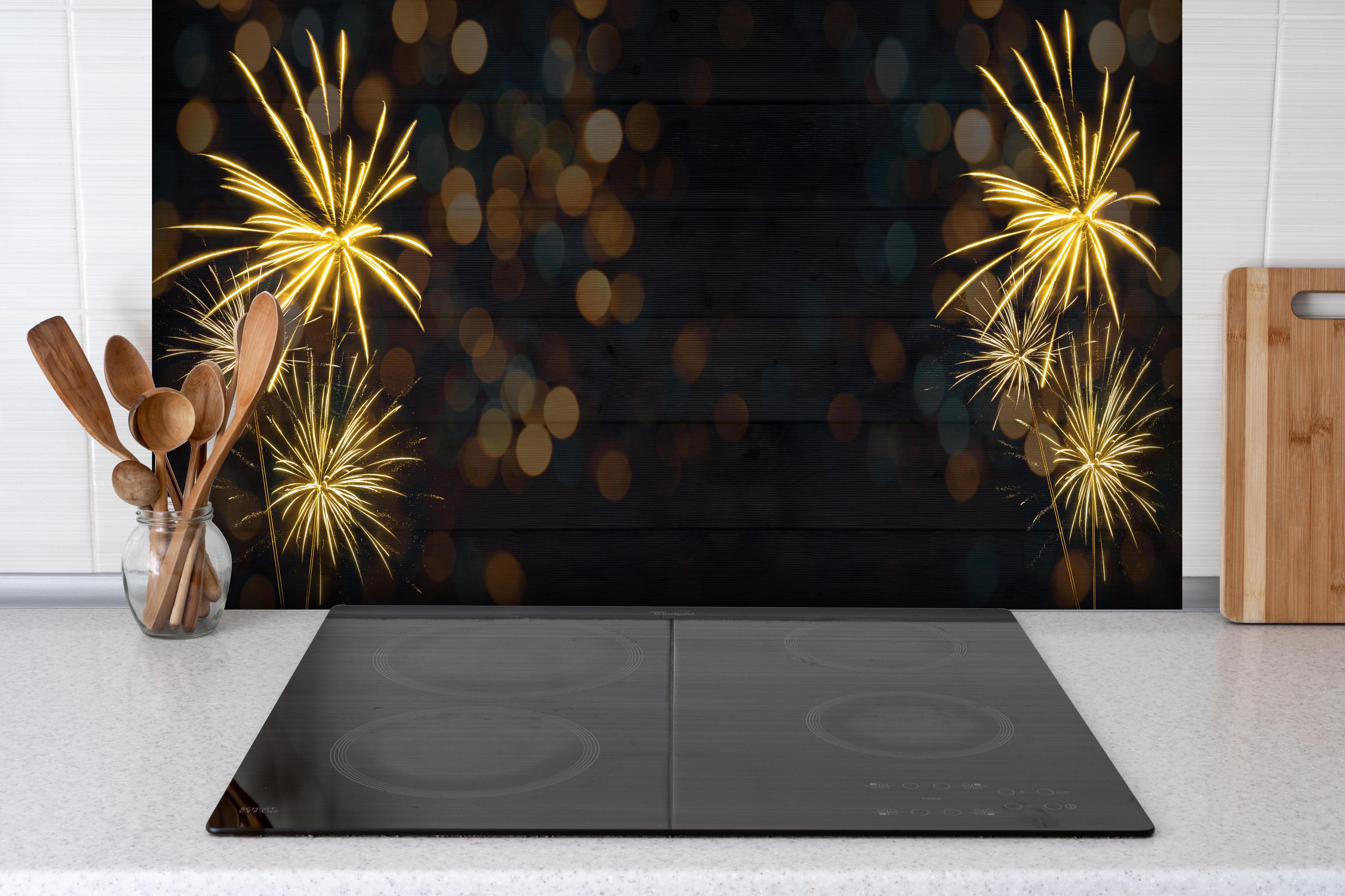 Spritzschutz - Sylvester Muster hinter einem Cerankochfeld zwischen Holz-Kochutensilien
