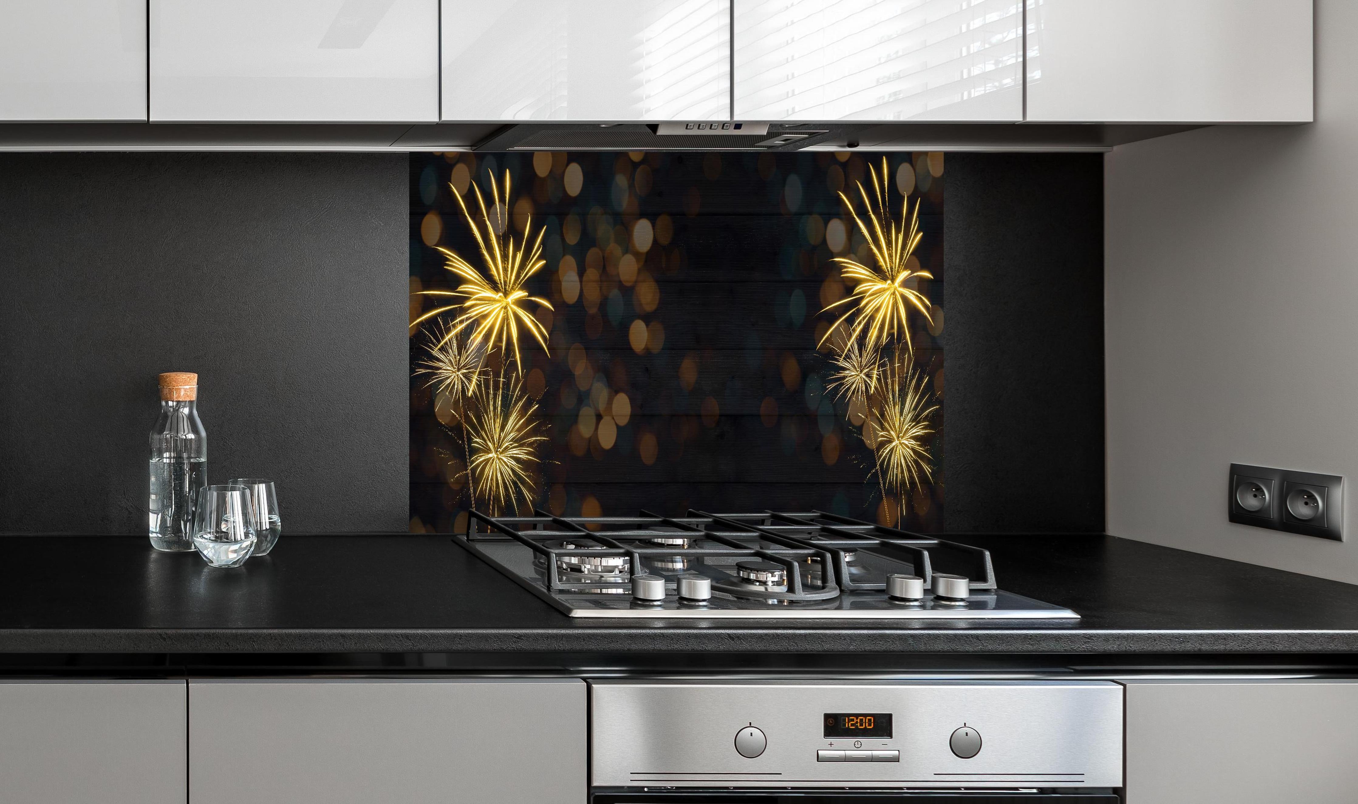 Spritzschutz - Sylvester Muster hinter einem Cerankochfeld zwischen Holz-Kochutensilien
