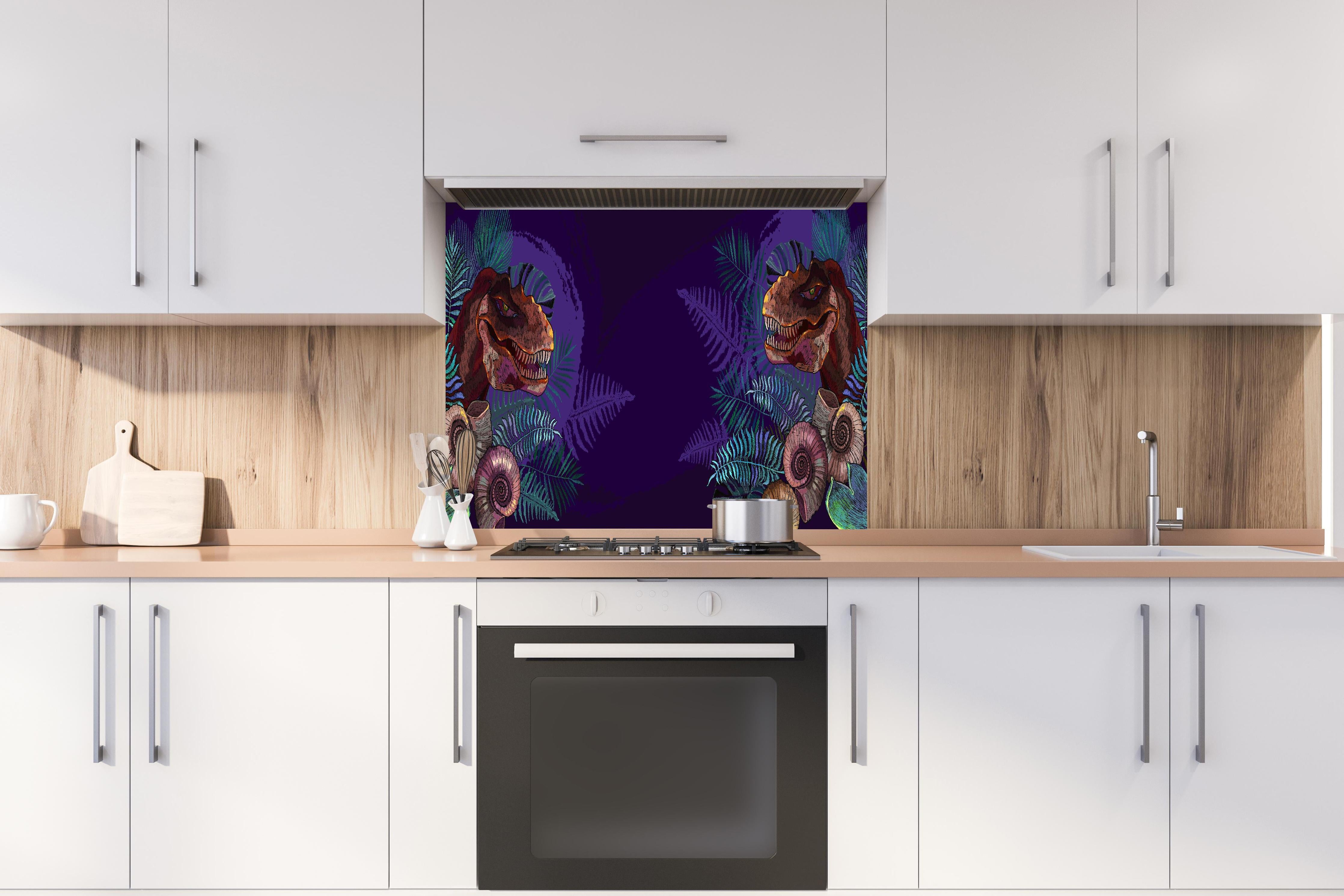 Spritzschutz - T-Rex Kopf und Ammonit Fossil Banner hinter einem Cerankochfeld zwischen Holz-Kochutensilien
