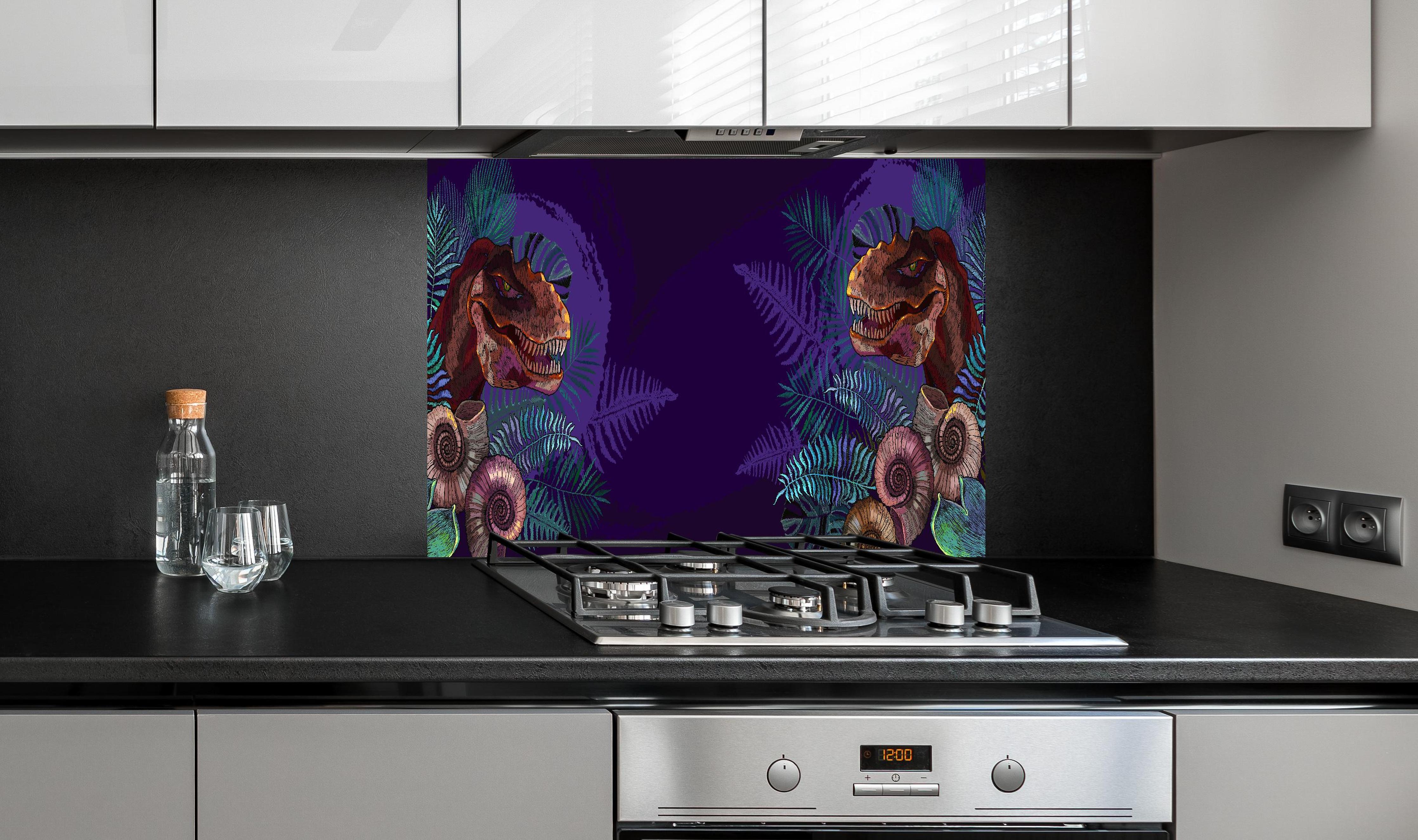 Spritzschutz - T-Rex Kopf und Ammonit Fossil Banner hinter einem Cerankochfeld zwischen Holz-Kochutensilien
