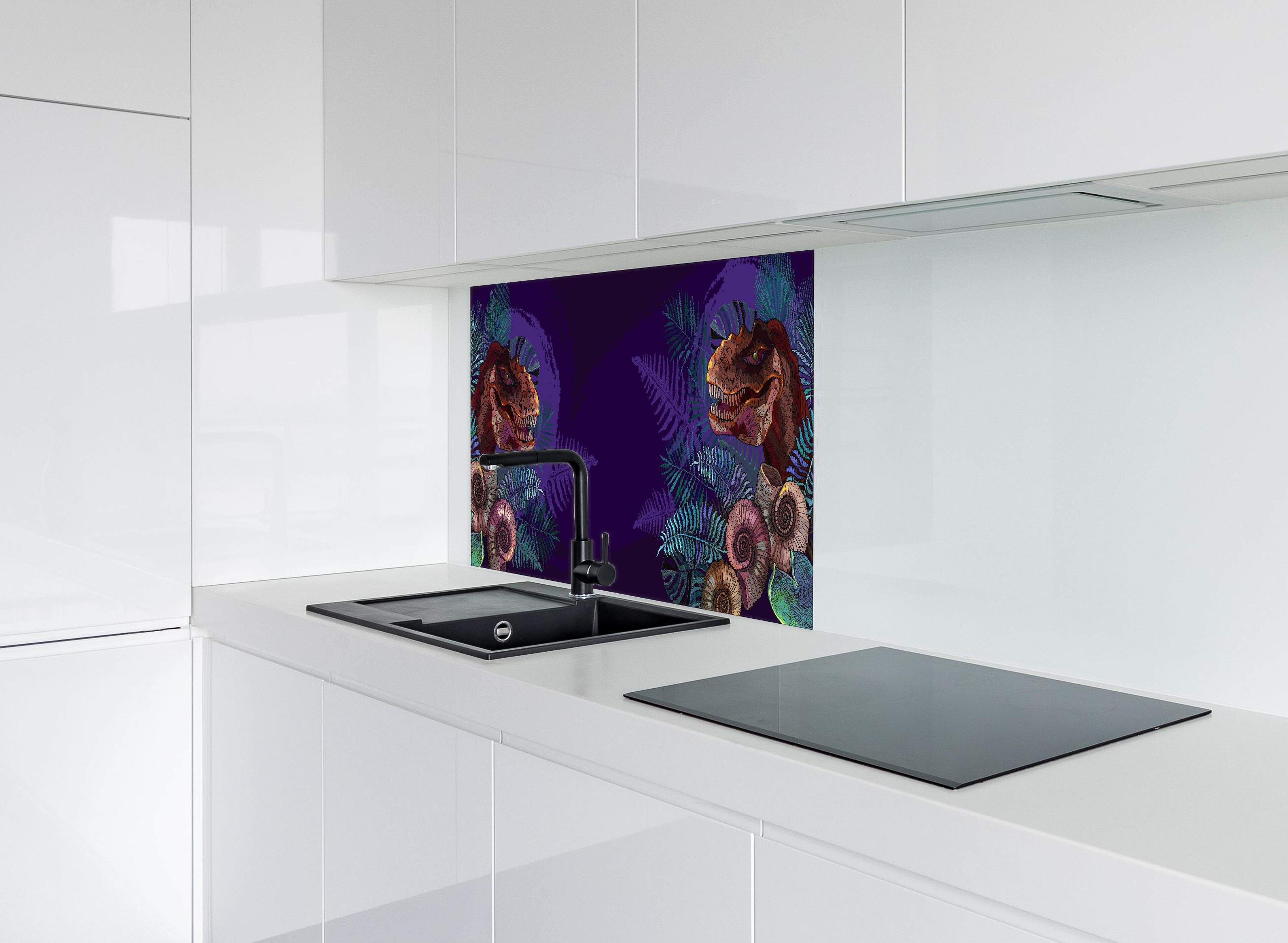 Spritzschutz - T-Rex Kopf und Ammonit Fossil Banner hinter einem Cerankochfeld zwischen Holz-Kochutensilien
