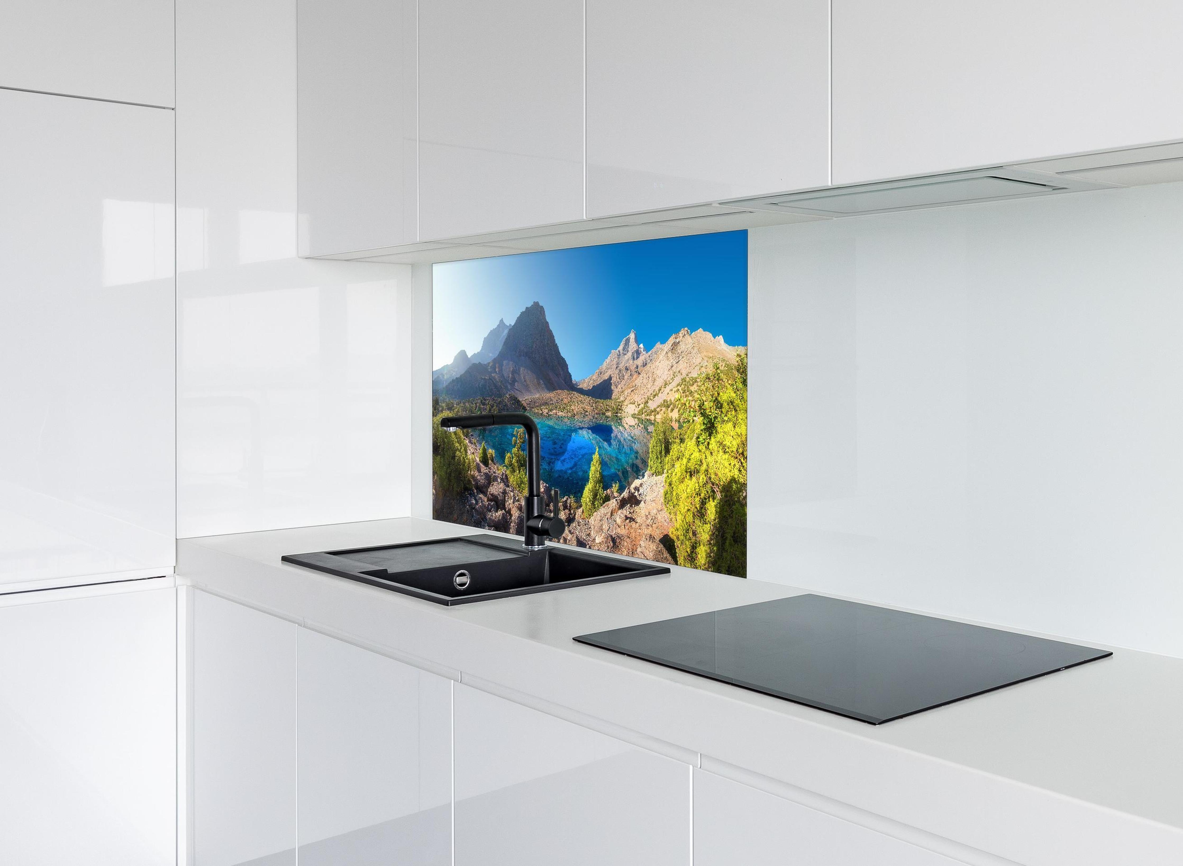 Spritzschutz - Tadschikistan See hinter einem Cerankochfeld zwischen Holz-Kochutensilien
