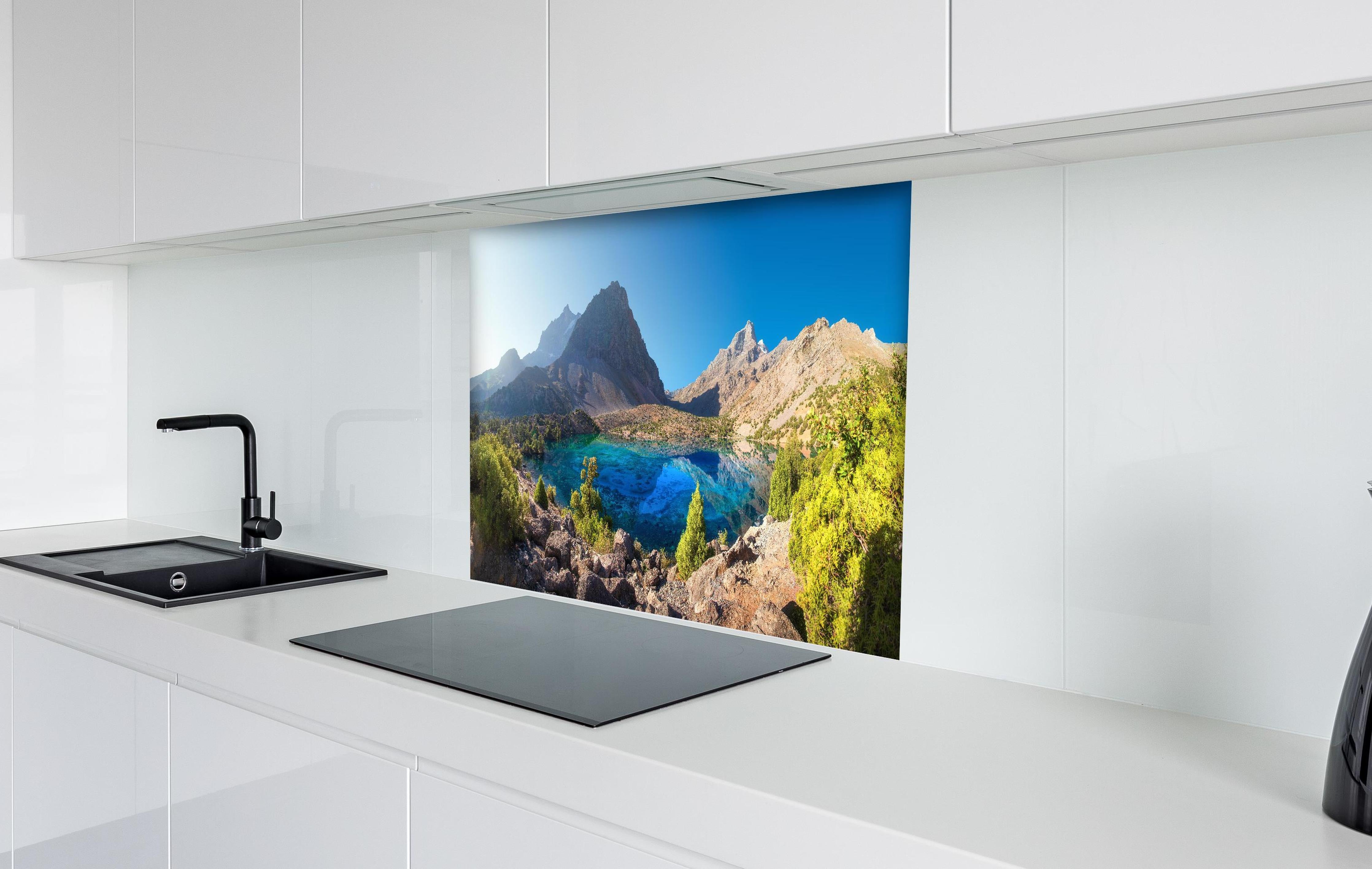 Spritzschutz - Tadschikistan See hinter einem Cerankochfeld zwischen Holz-Kochutensilien
