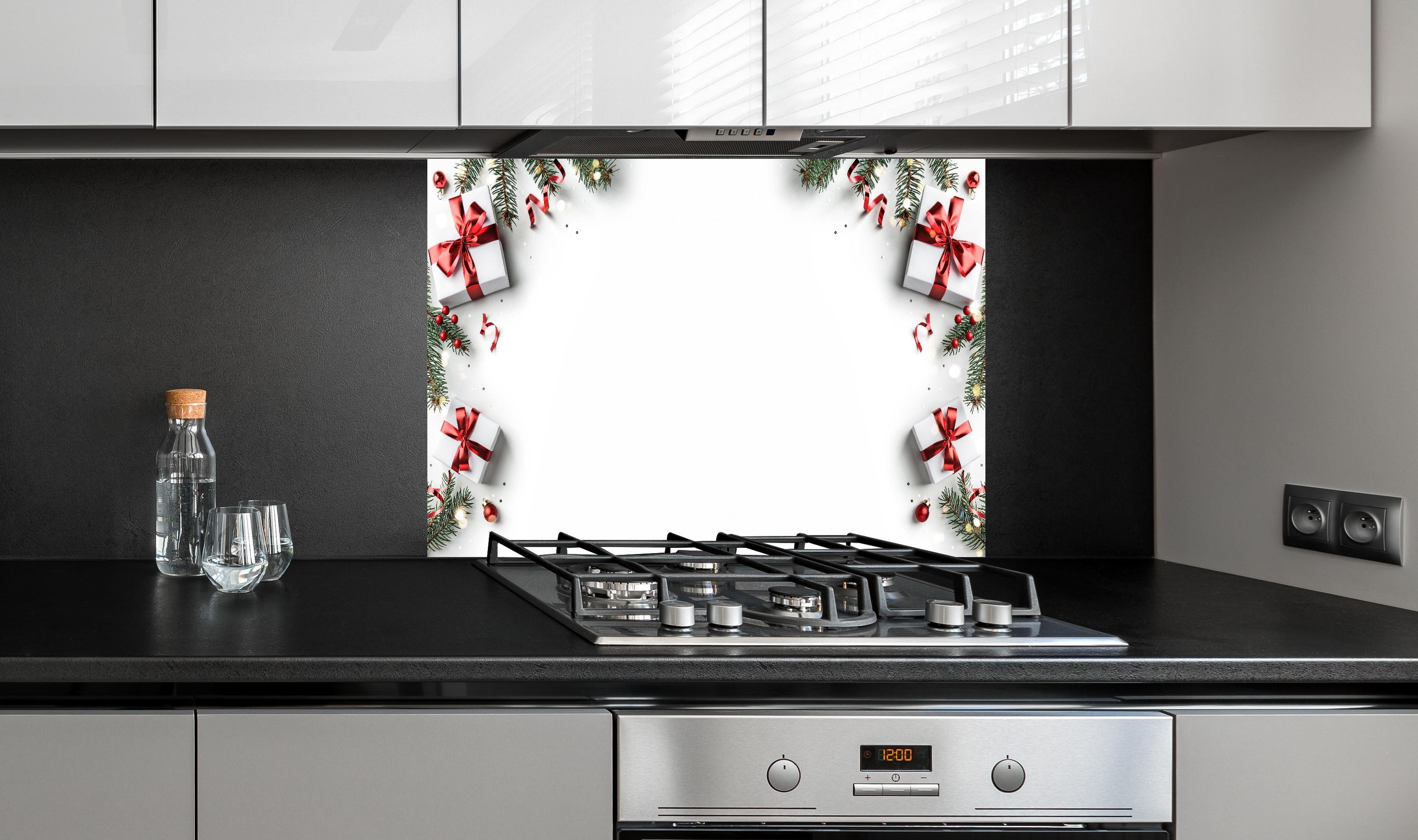 Spritzschutz - Tannenzweige als Rahmen hinter einem Cerankochfeld zwischen Holz-Kochutensilien
