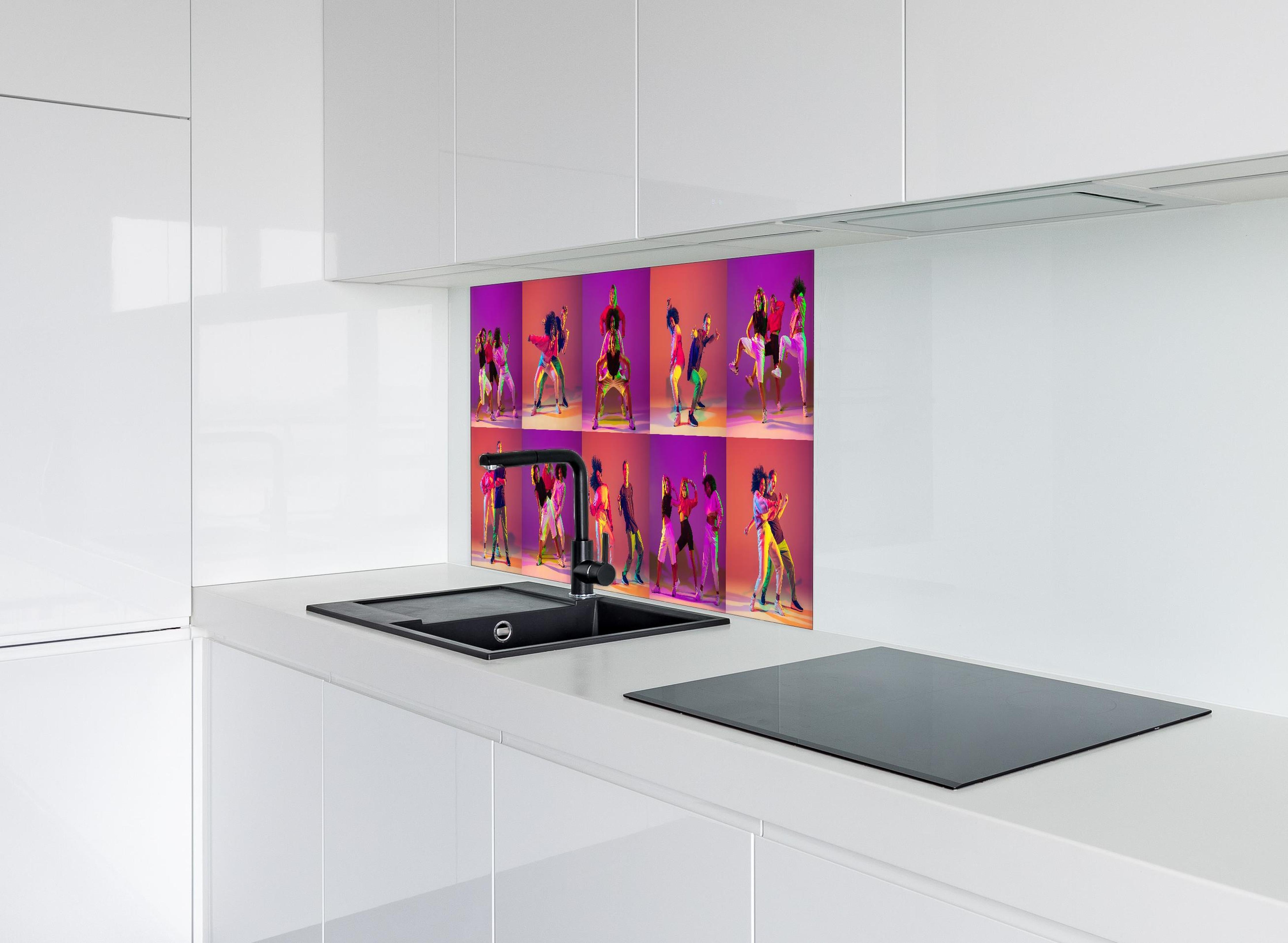 Spritzschutz - Tanzkurs Muster hinter einem Cerankochfeld zwischen Holz-Kochutensilien
