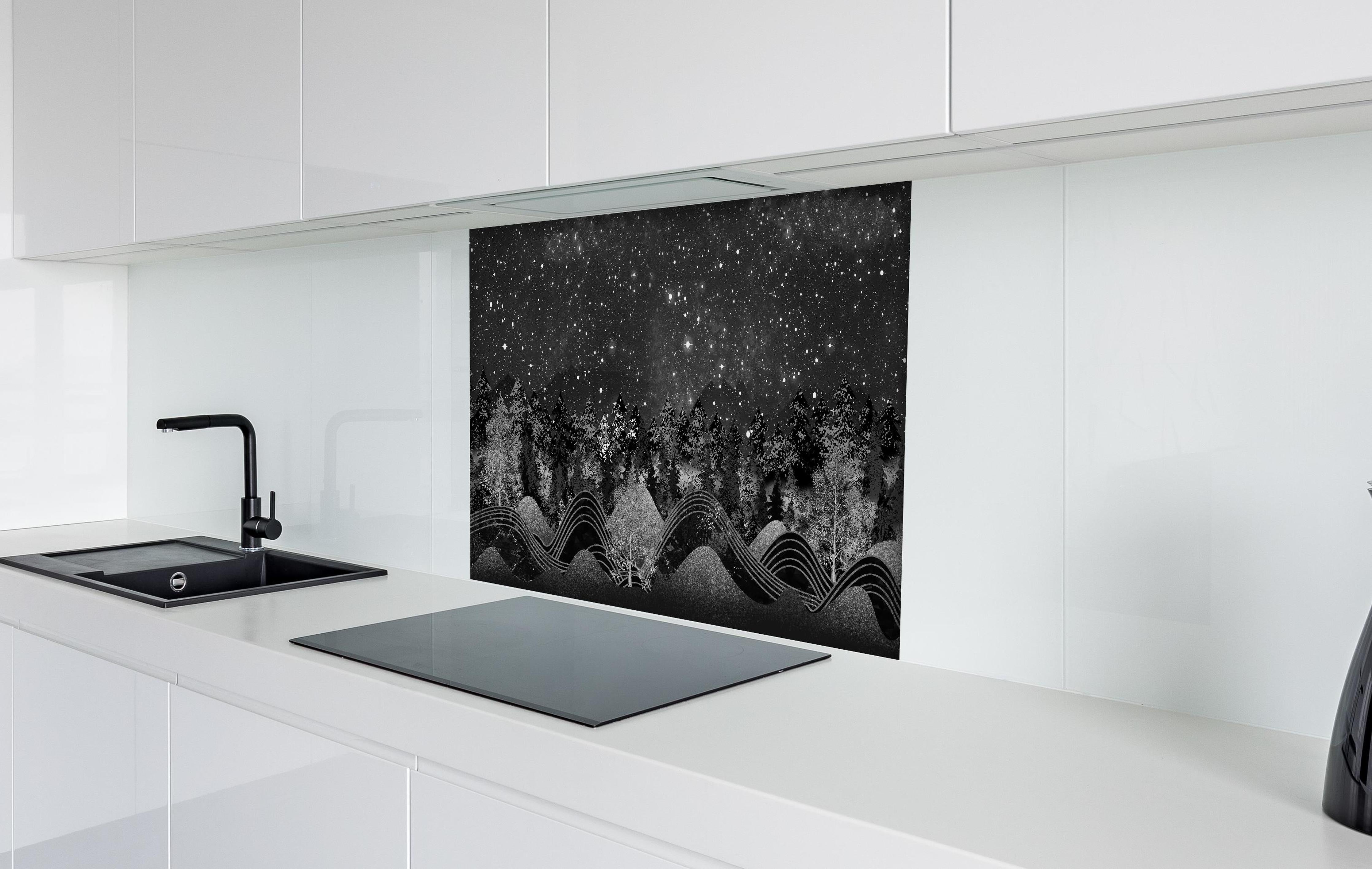 Spritzschutz - Tapete einer Landschaft - 3D hinter einem Cerankochfeld zwischen Holz-Kochutensilien
