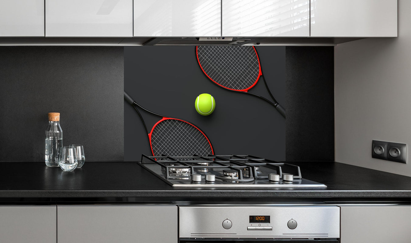 Spritzschutz - Tennis - 3D Render hinter einem Cerankochfeld zwischen Holz-Kochutensilien
