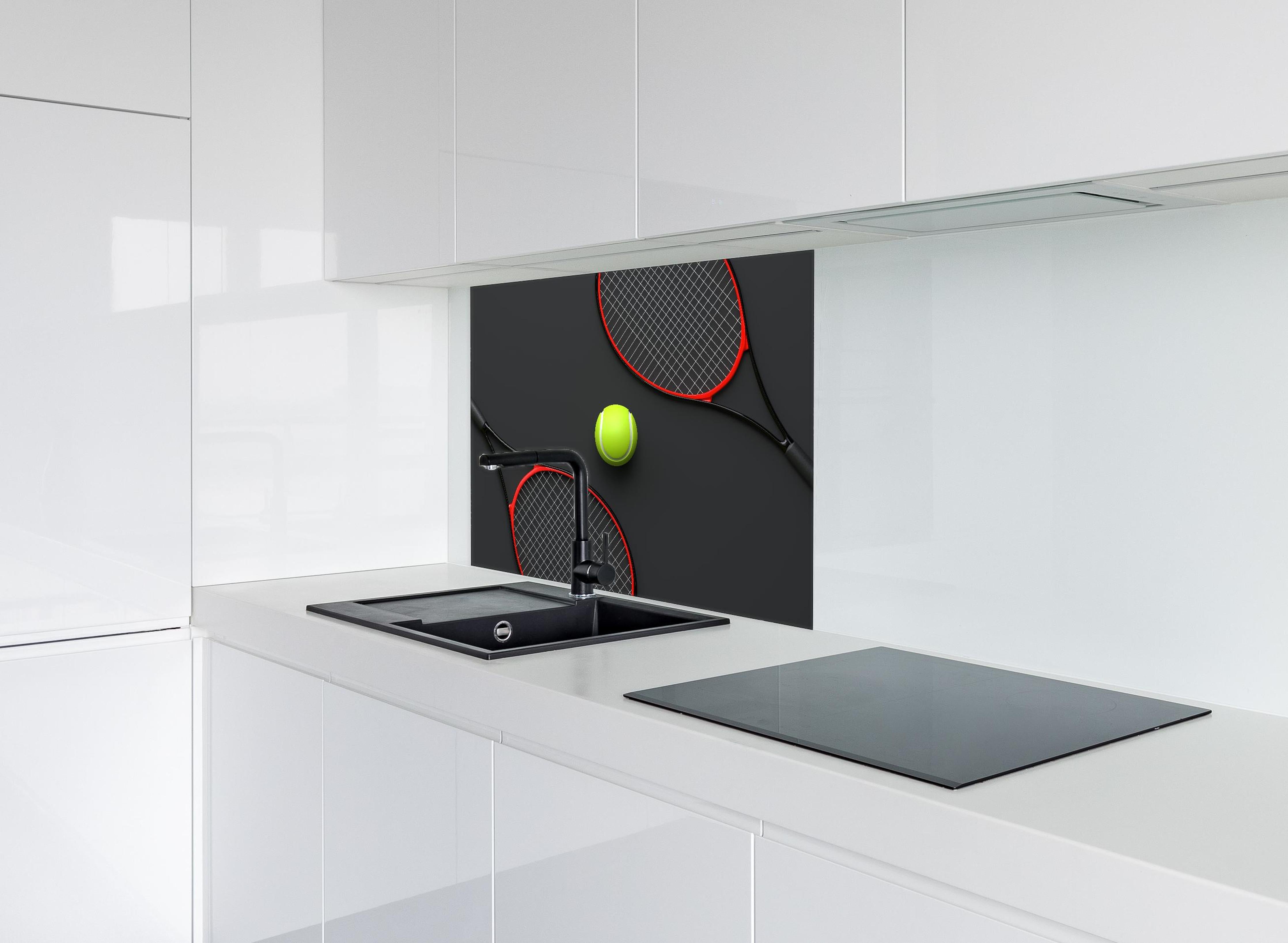 Spritzschutz - Tennis - 3D Render hinter einem Cerankochfeld zwischen Holz-Kochutensilien
