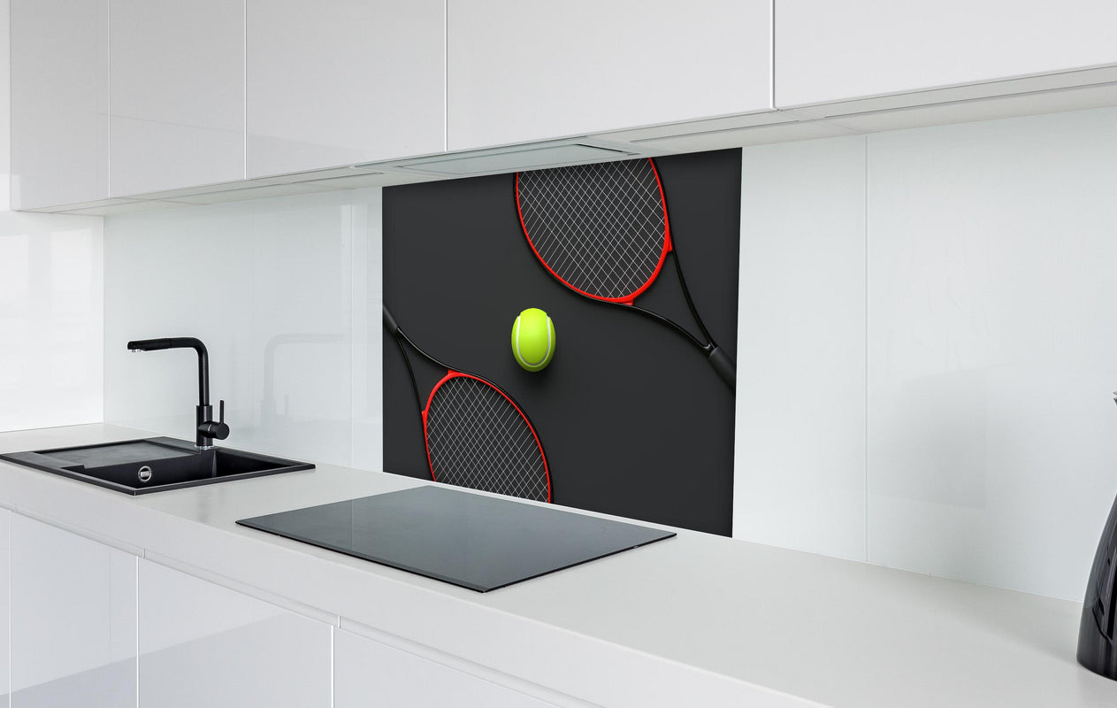 Spritzschutz - Tennis - 3D Render hinter einem Cerankochfeld zwischen Holz-Kochutensilien
