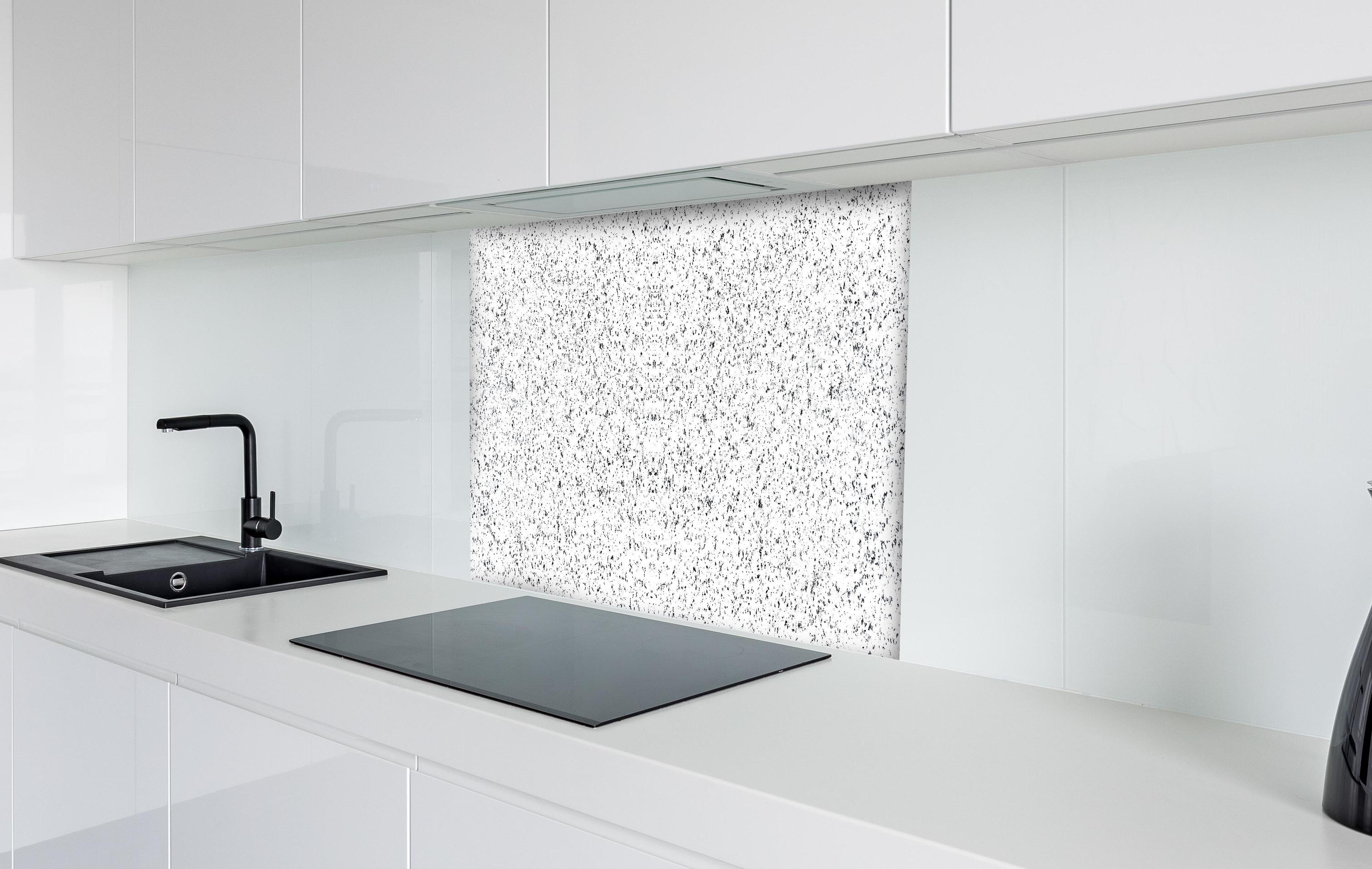 Spritzschutz - Terrazzo Granit Textur hinter einem Cerankochfeld zwischen Holz-Kochutensilien
