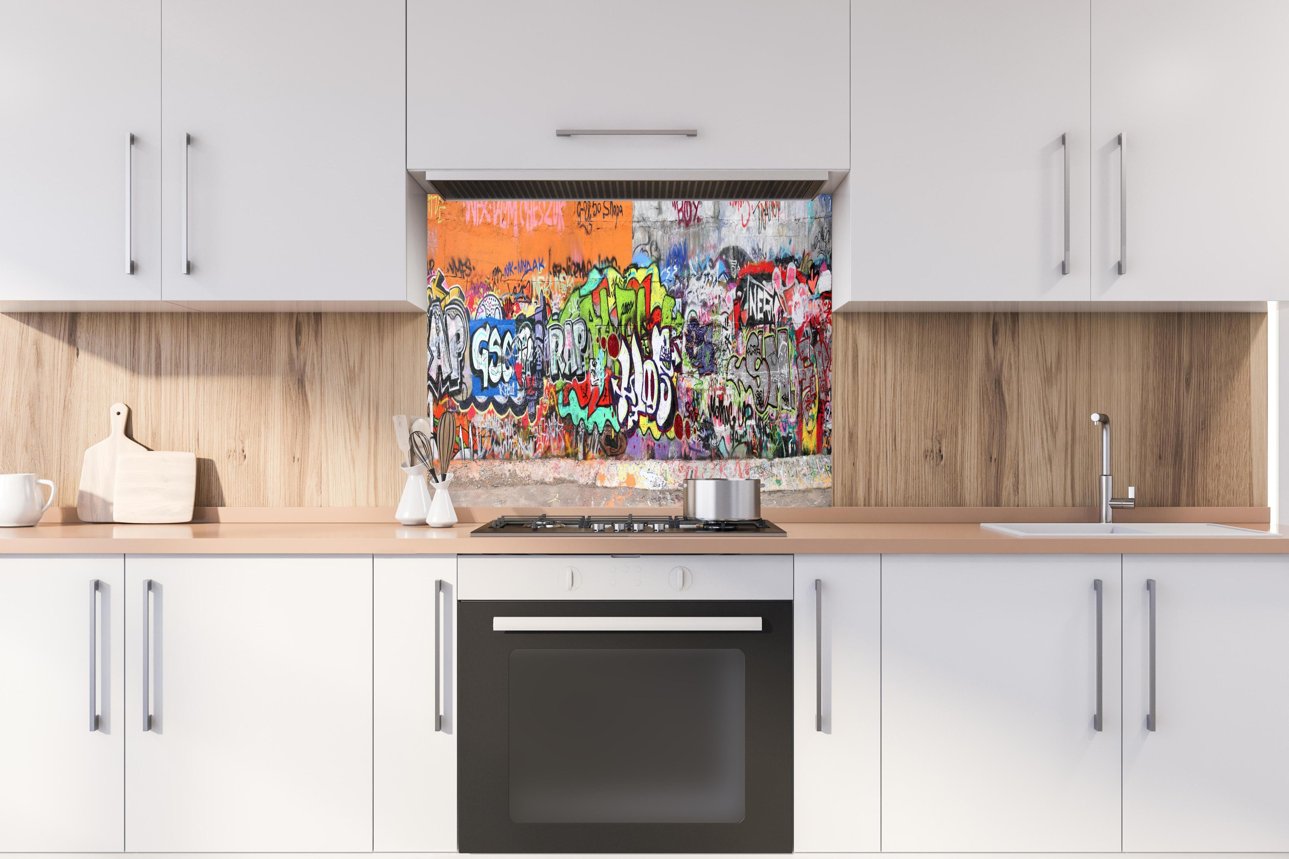Spritzschutz - Textur Urbaner Graffiti-Art Streetstyle hinter einem Cerankochfeld zwischen Holz-Kochutensilien
