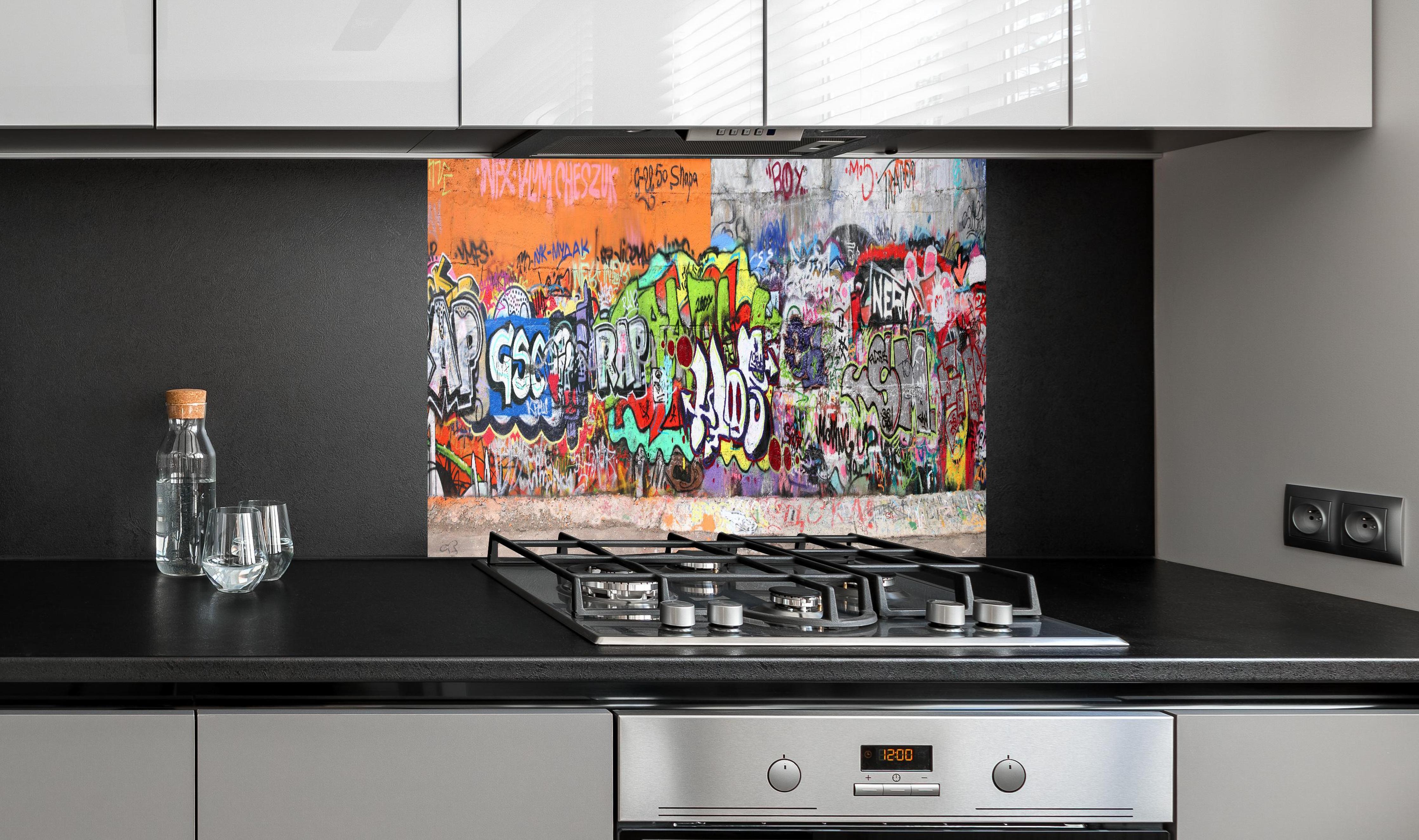 Spritzschutz - Textur Urbaner Graffiti-Art Streetstyle hinter einem Cerankochfeld zwischen Holz-Kochutensilien
