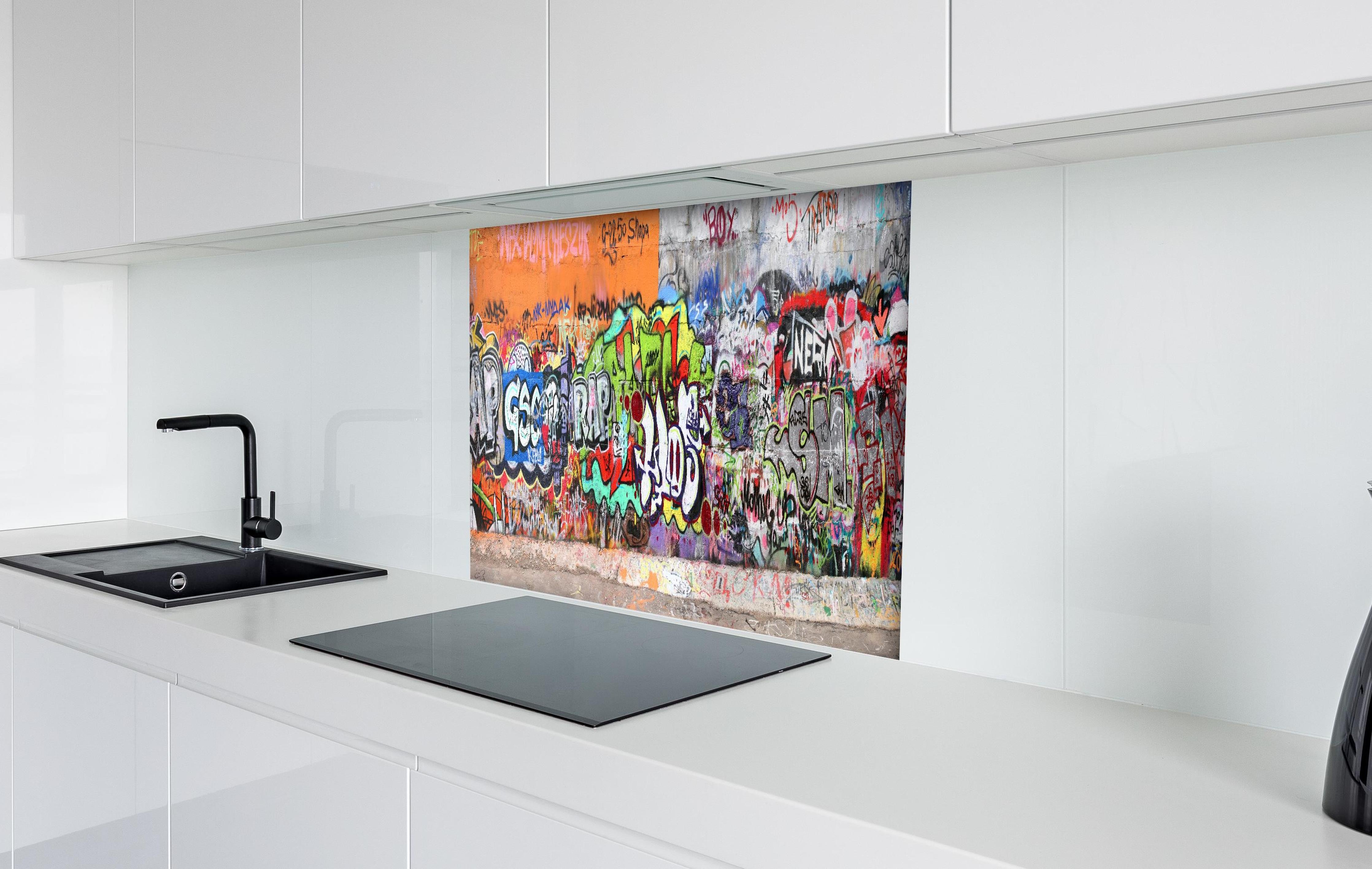 Spritzschutz - Textur Urbaner Graffiti-Art Streetstyle hinter einem Cerankochfeld zwischen Holz-Kochutensilien
