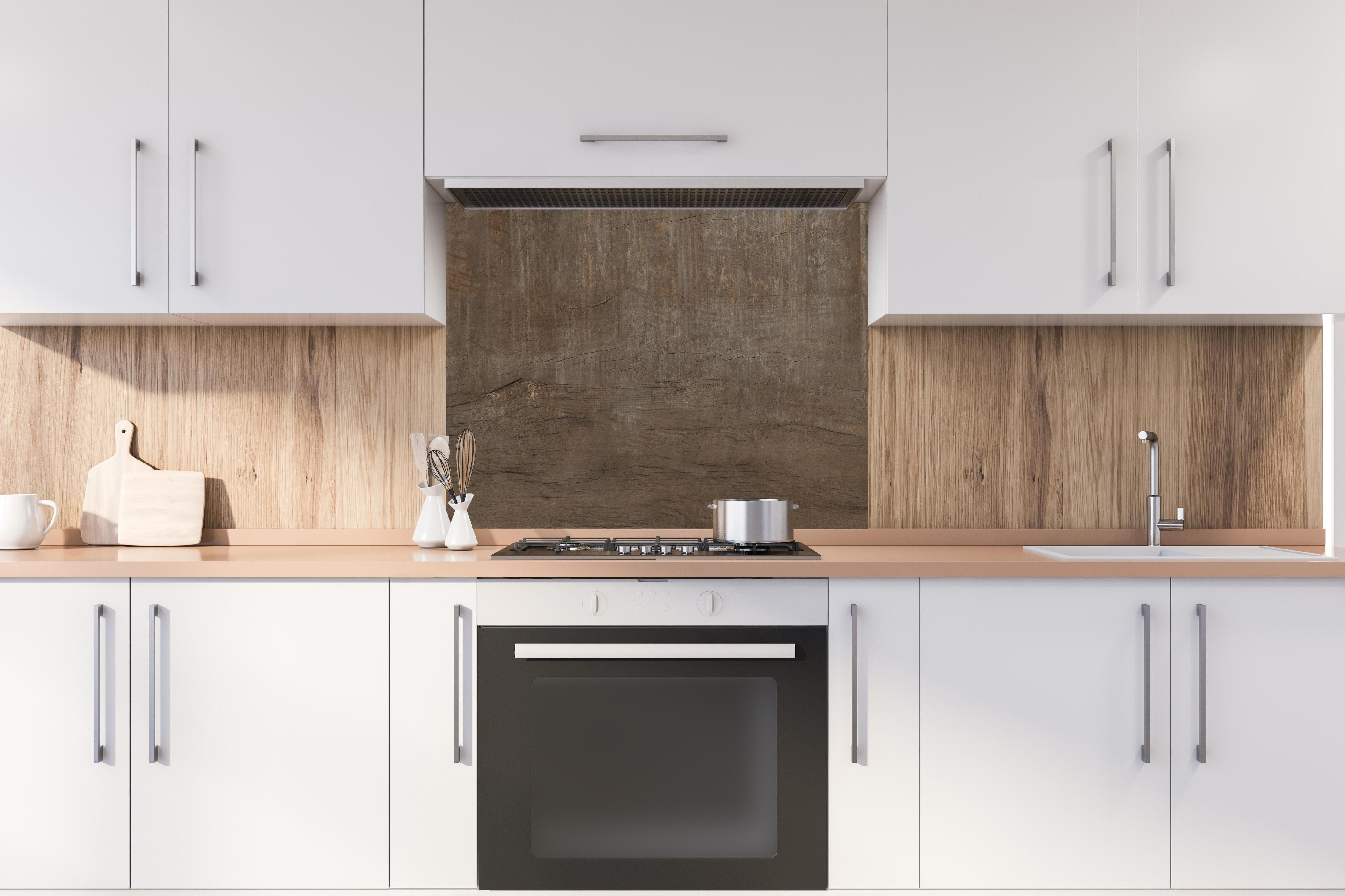 Spritzschutz - Textur mit natürlicher Holzstruktur hinter einem Cerankochfeld zwischen Holz-Kochutensilien
