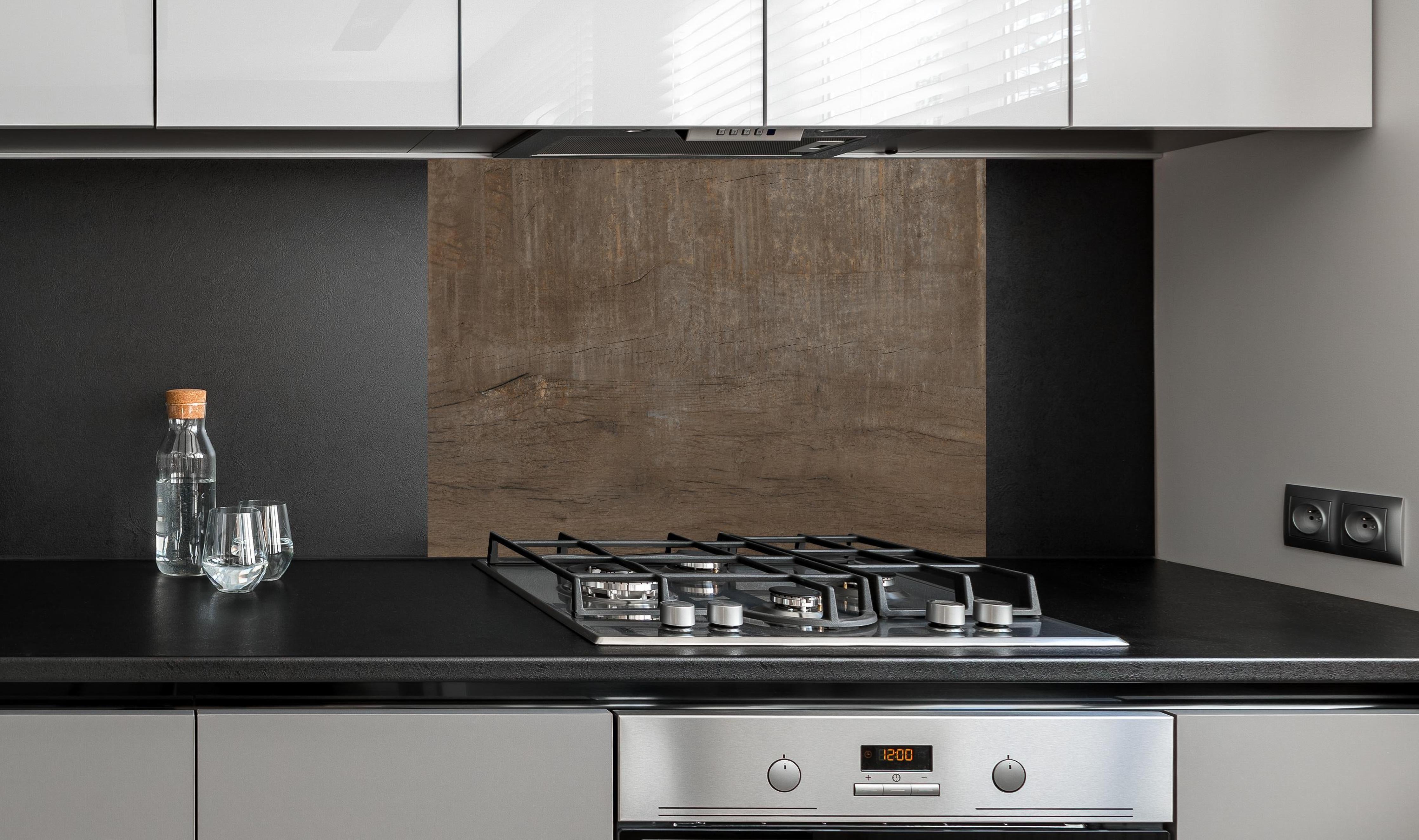 Spritzschutz - Textur mit natürlicher Holzstruktur hinter einem Cerankochfeld zwischen Holz-Kochutensilien
