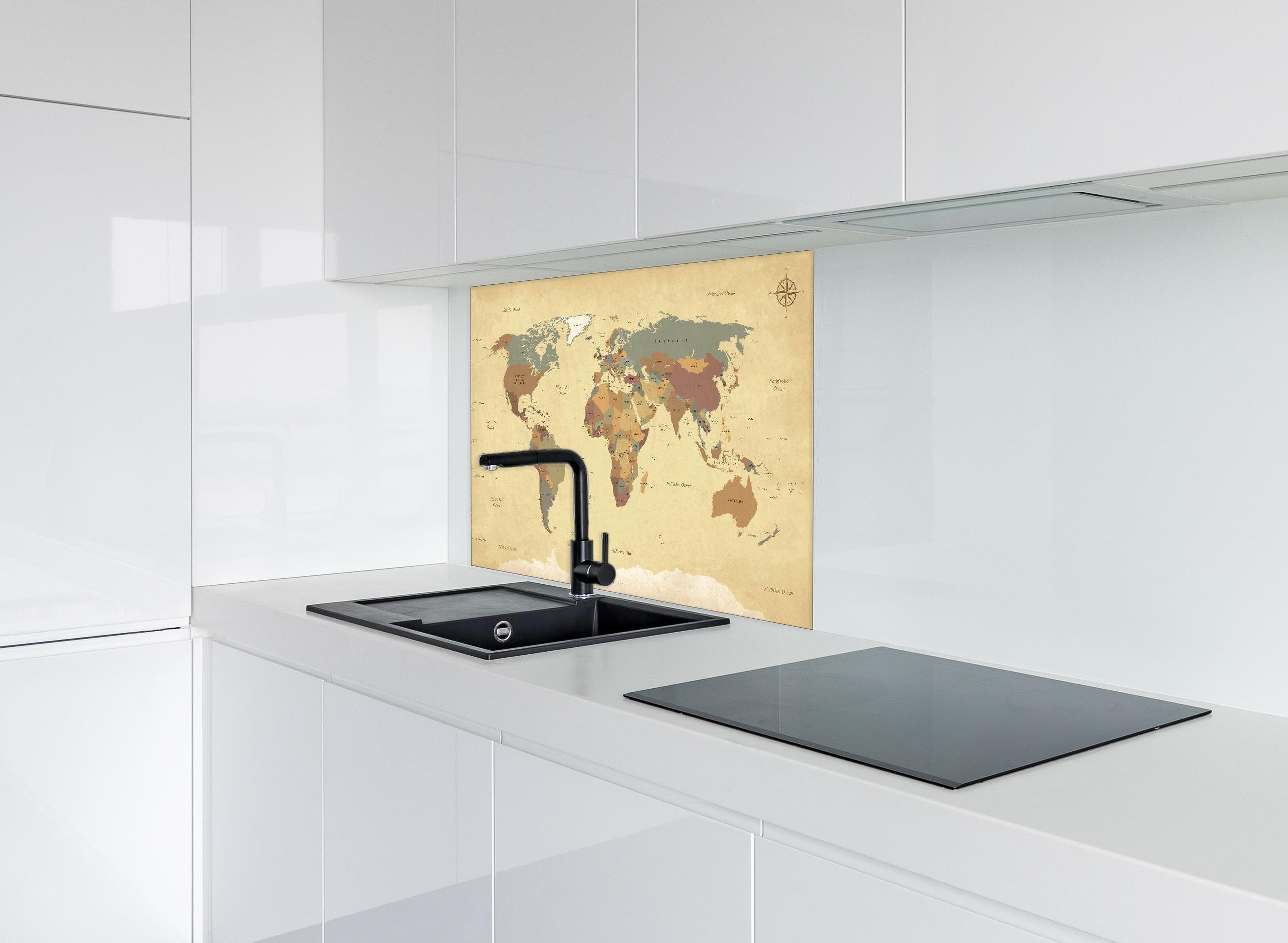 Spritzschutz - Texturierte Vintage Weltkarte in Beigetönen hinter einem Cerankochfeld zwischen Holz-Kochutensilien
