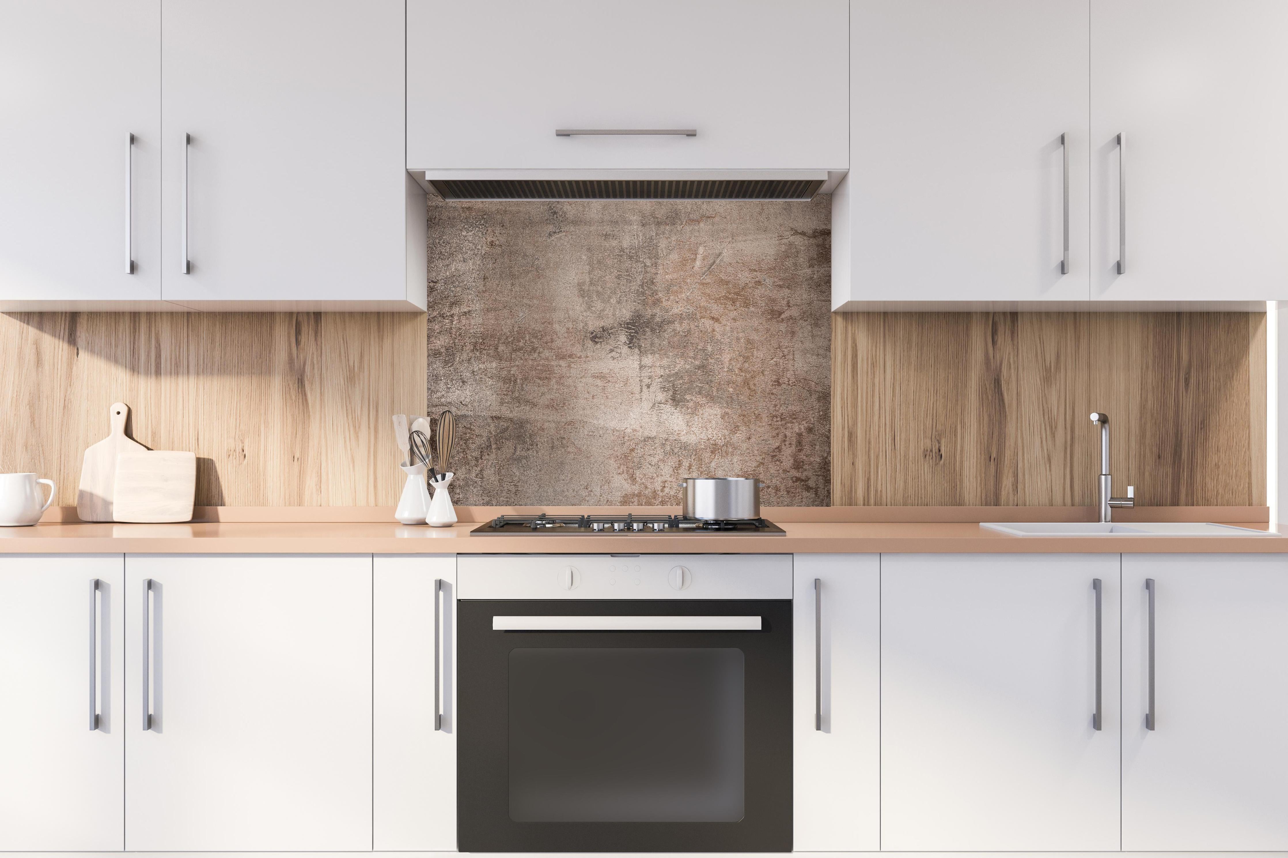 Spritzschutz - Texturierte rostige Metall-Struktur hinter einem Cerankochfeld zwischen Holz-Kochutensilien
