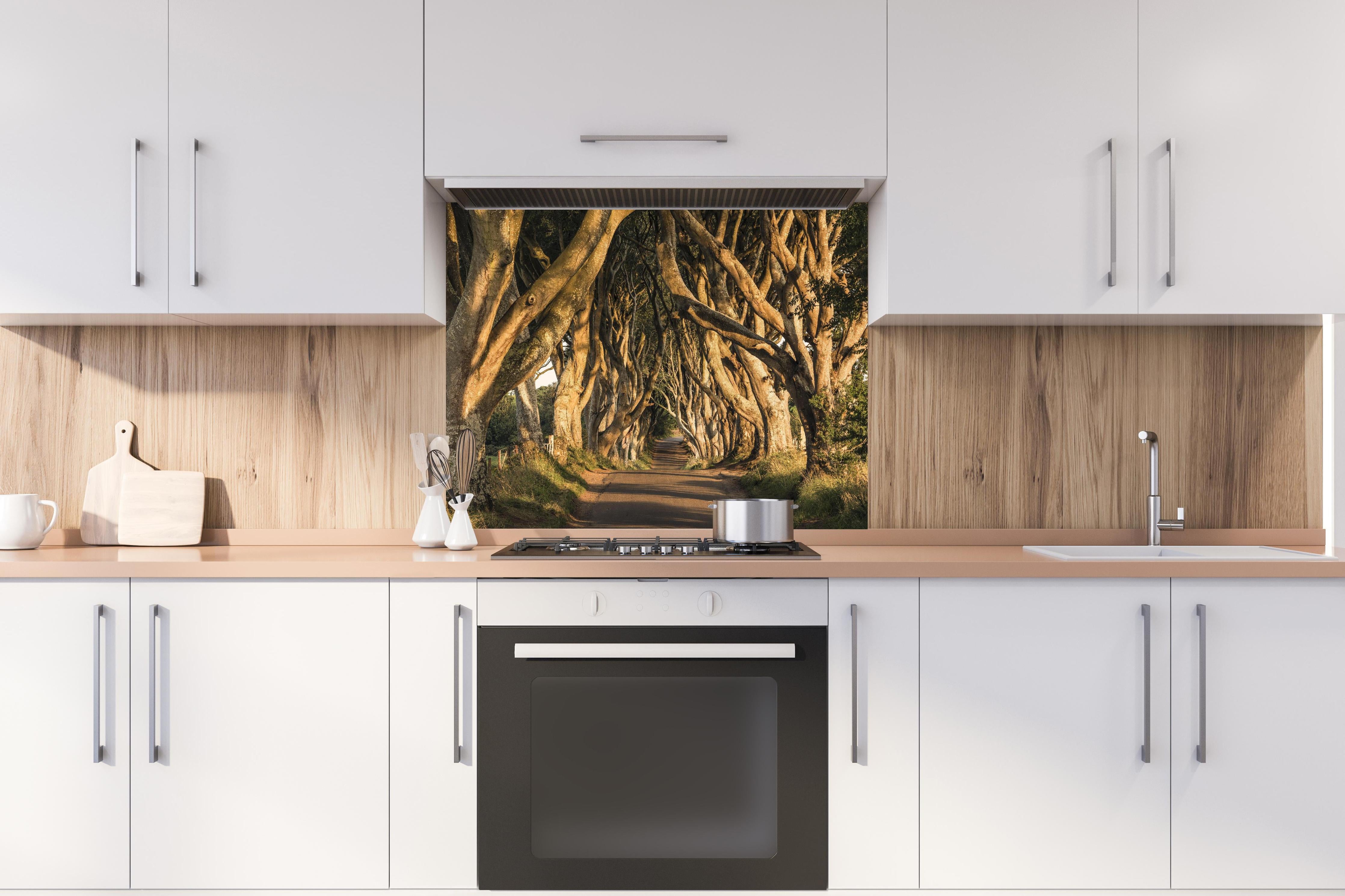 Spritzschutz - The Avenue hinter einem Cerankochfeld zwischen Holz-Kochutensilien
