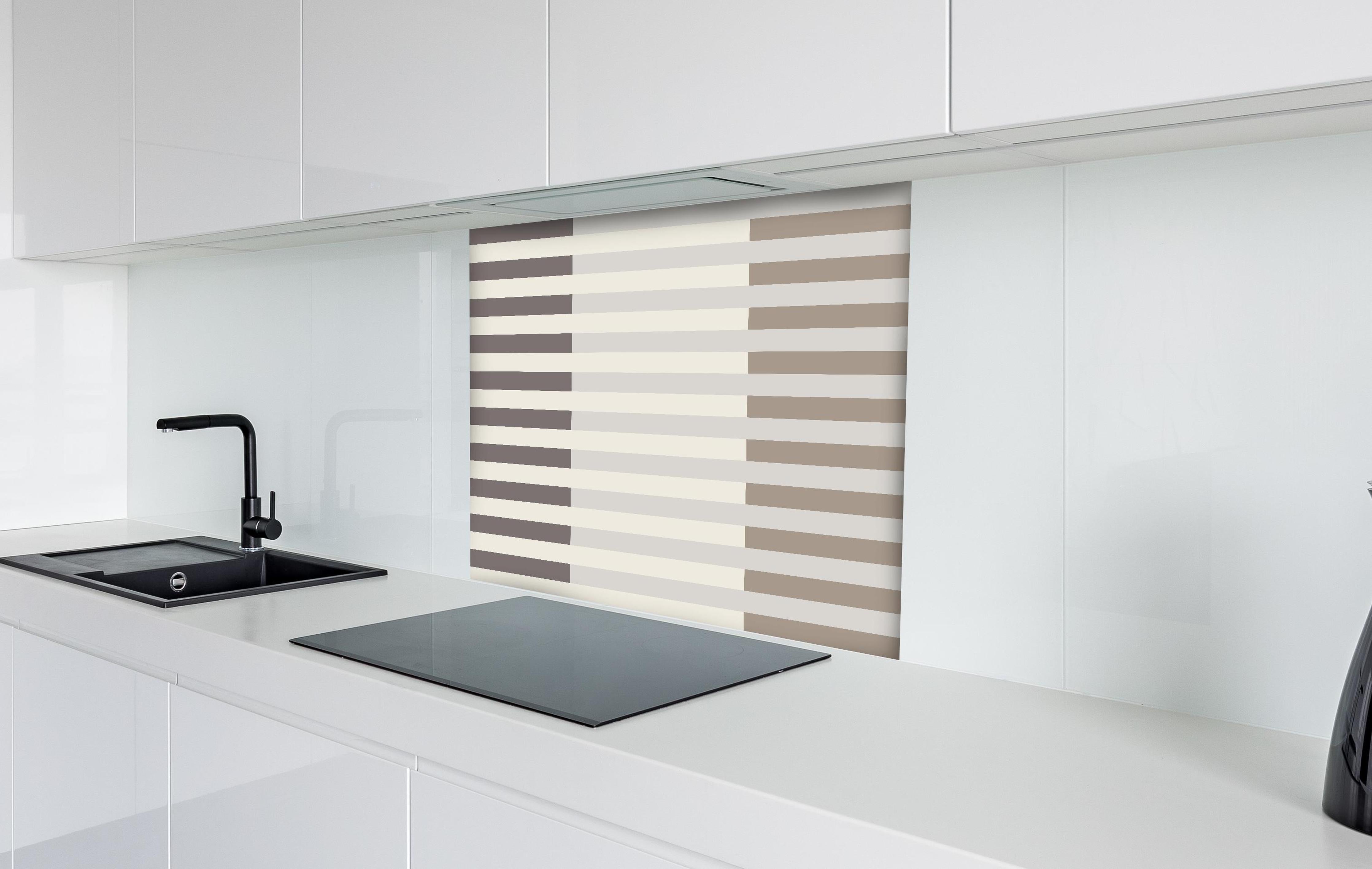 Spritzschutz - The Nudes - Multy Stripes - Fog hinter einem Cerankochfeld zwischen Holz-Kochutensilien
