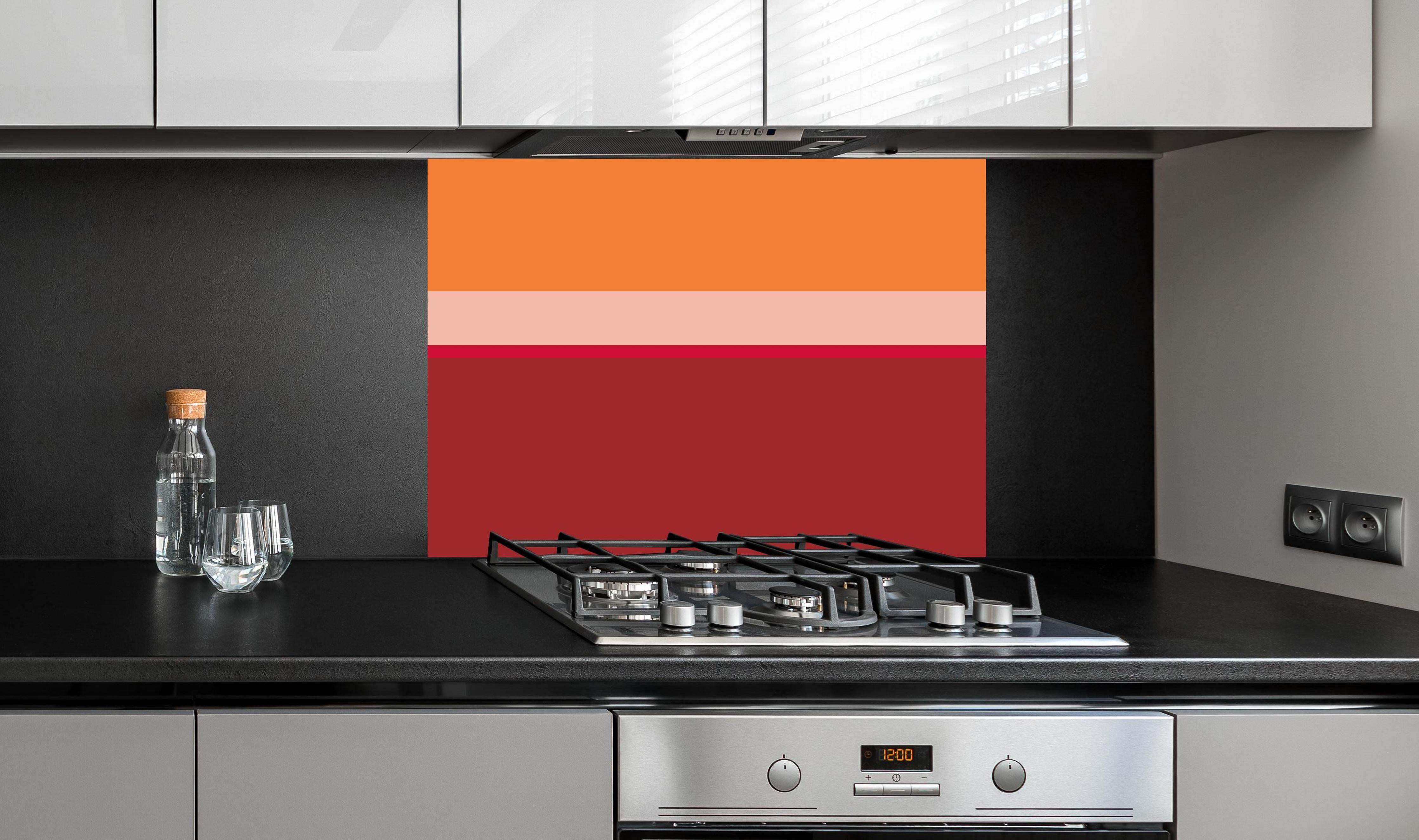 Spritzschutz - The Reds - Horizontal - Sangria hinter einem Cerankochfeld zwischen Holz-Kochutensilien
