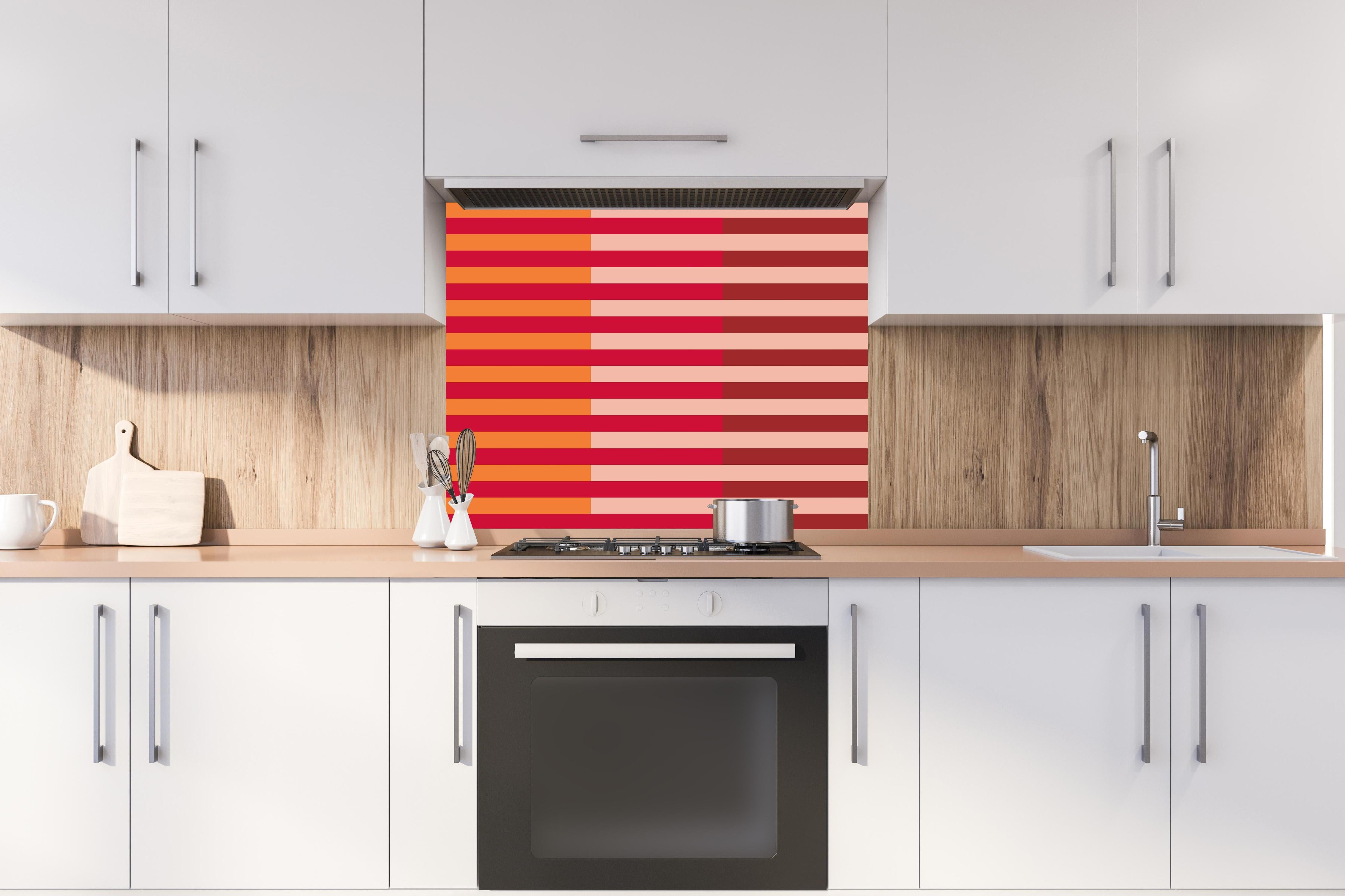 Spritzschutz - The Reds - Multy Stripes - Sangria hinter einem Cerankochfeld zwischen Holz-Kochutensilien
