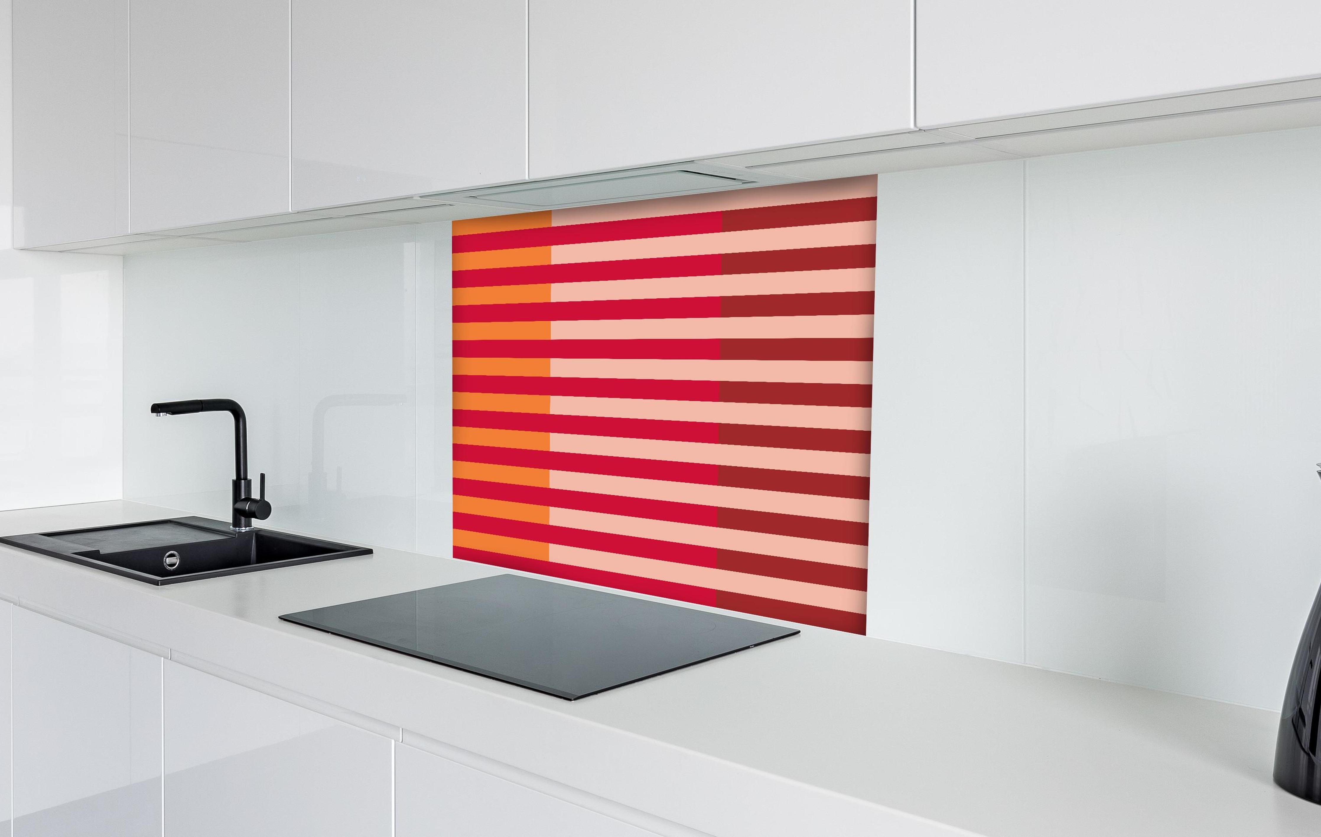 Spritzschutz - The Reds - Multy Stripes - Sangria hinter einem Cerankochfeld zwischen Holz-Kochutensilien
