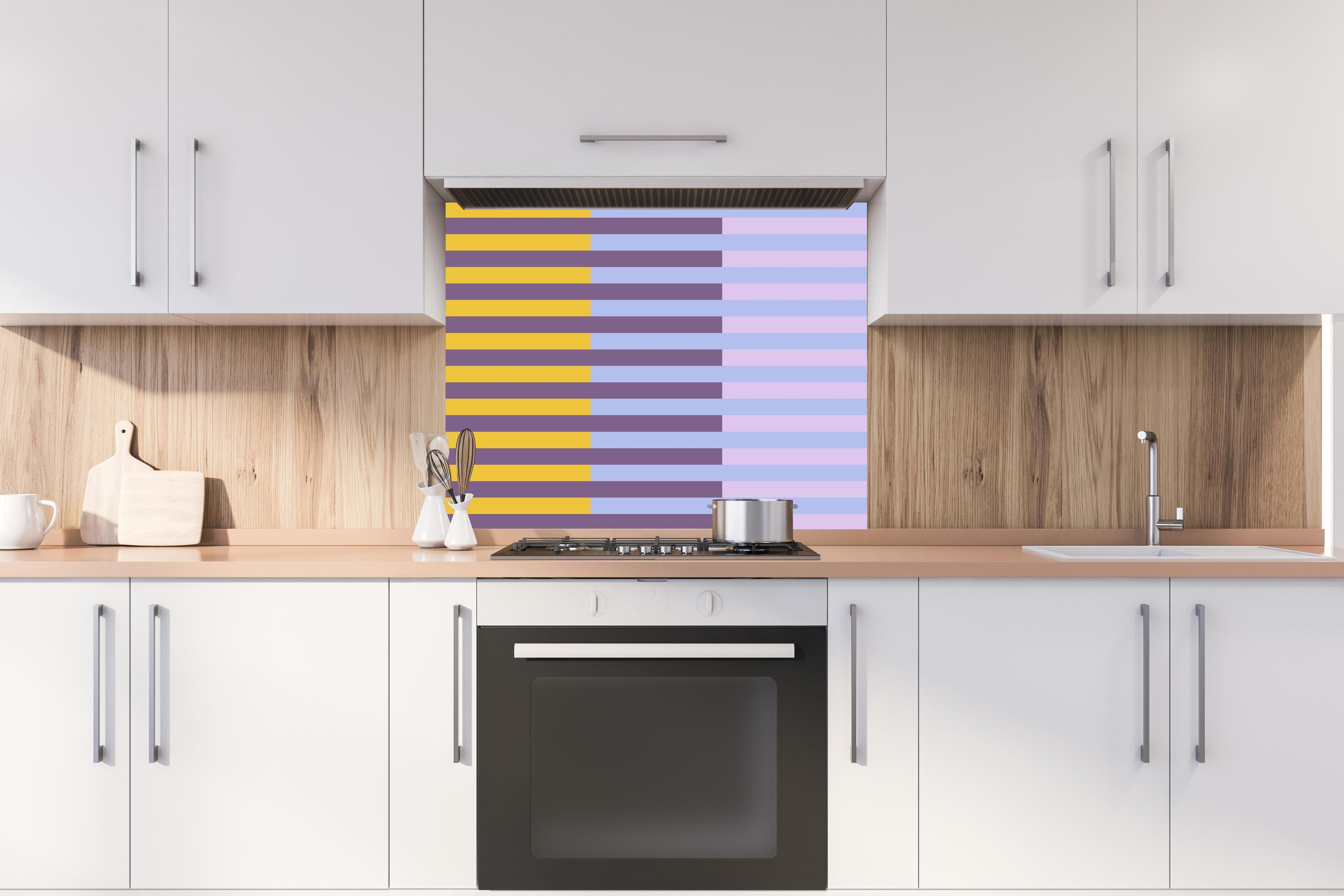 Spritzschutz - The Springs - Multy Stripes - Lilac hinter einem Cerankochfeld zwischen Holz-Kochutensilien

