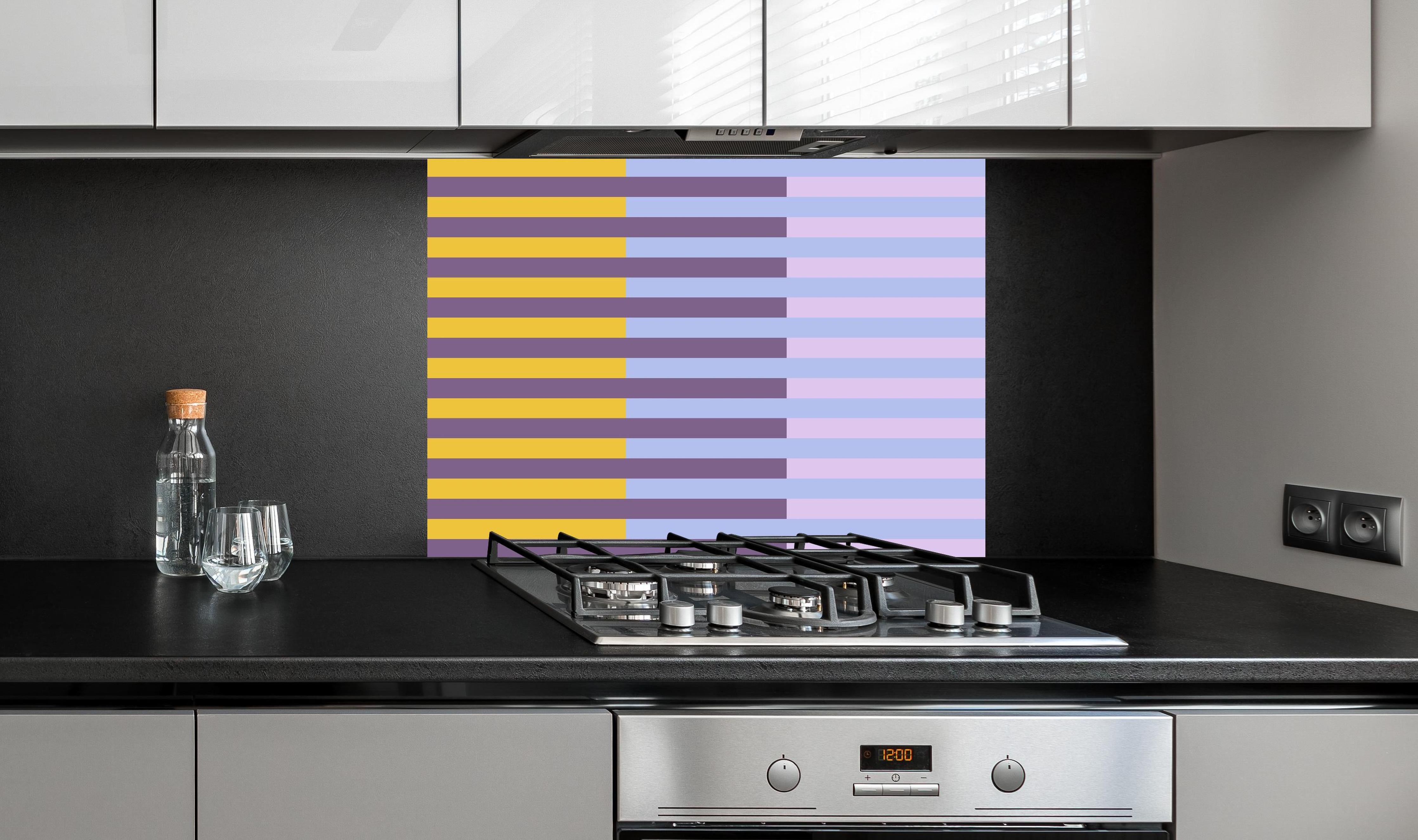 Spritzschutz - The Springs - Multy Stripes - Lilac hinter einem Cerankochfeld zwischen Holz-Kochutensilien
