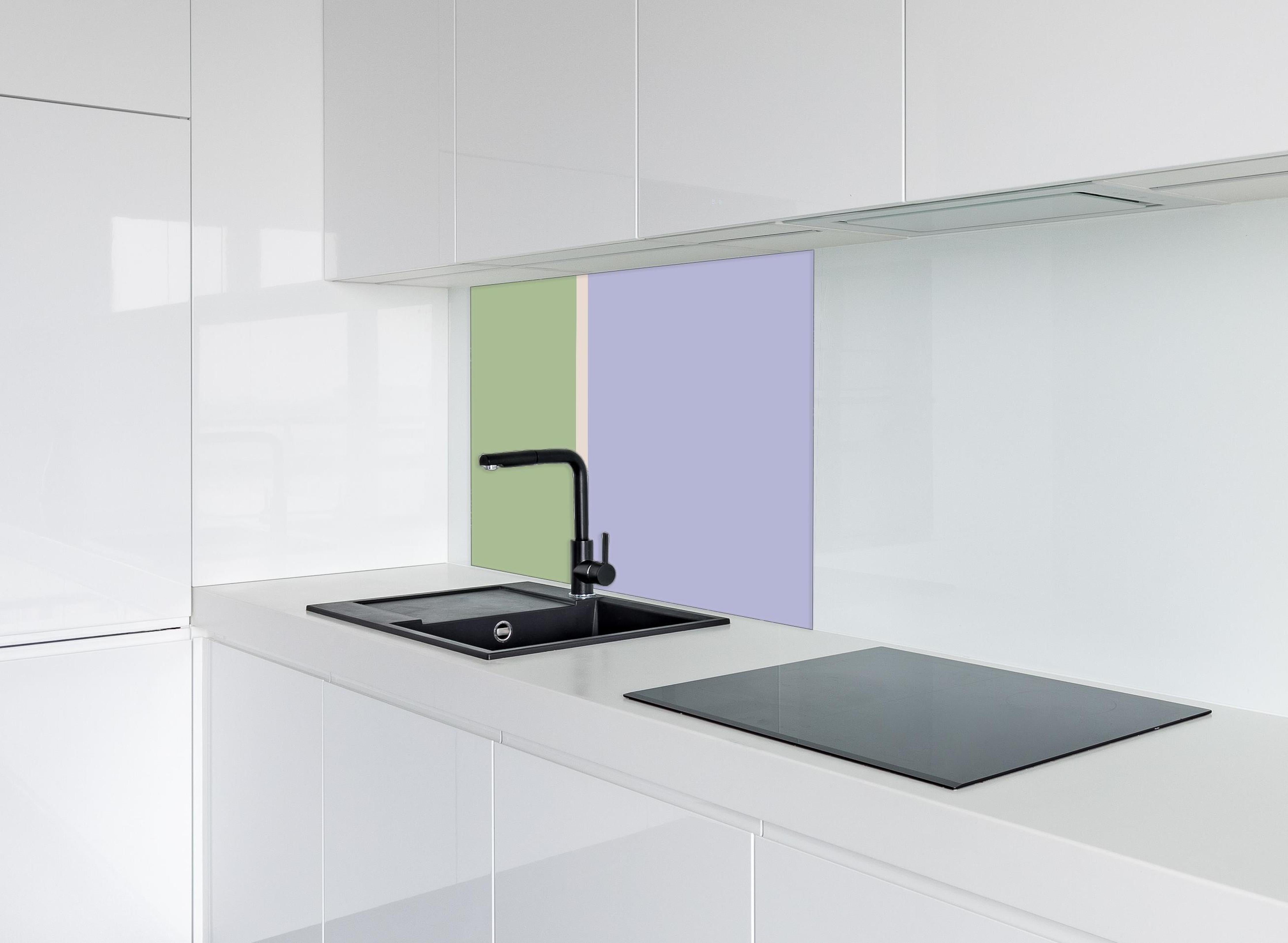 Spritzschutz - The Vintages - Easy Vertikal - Colin hinter einem Cerankochfeld zwischen Holz-Kochutensilien
