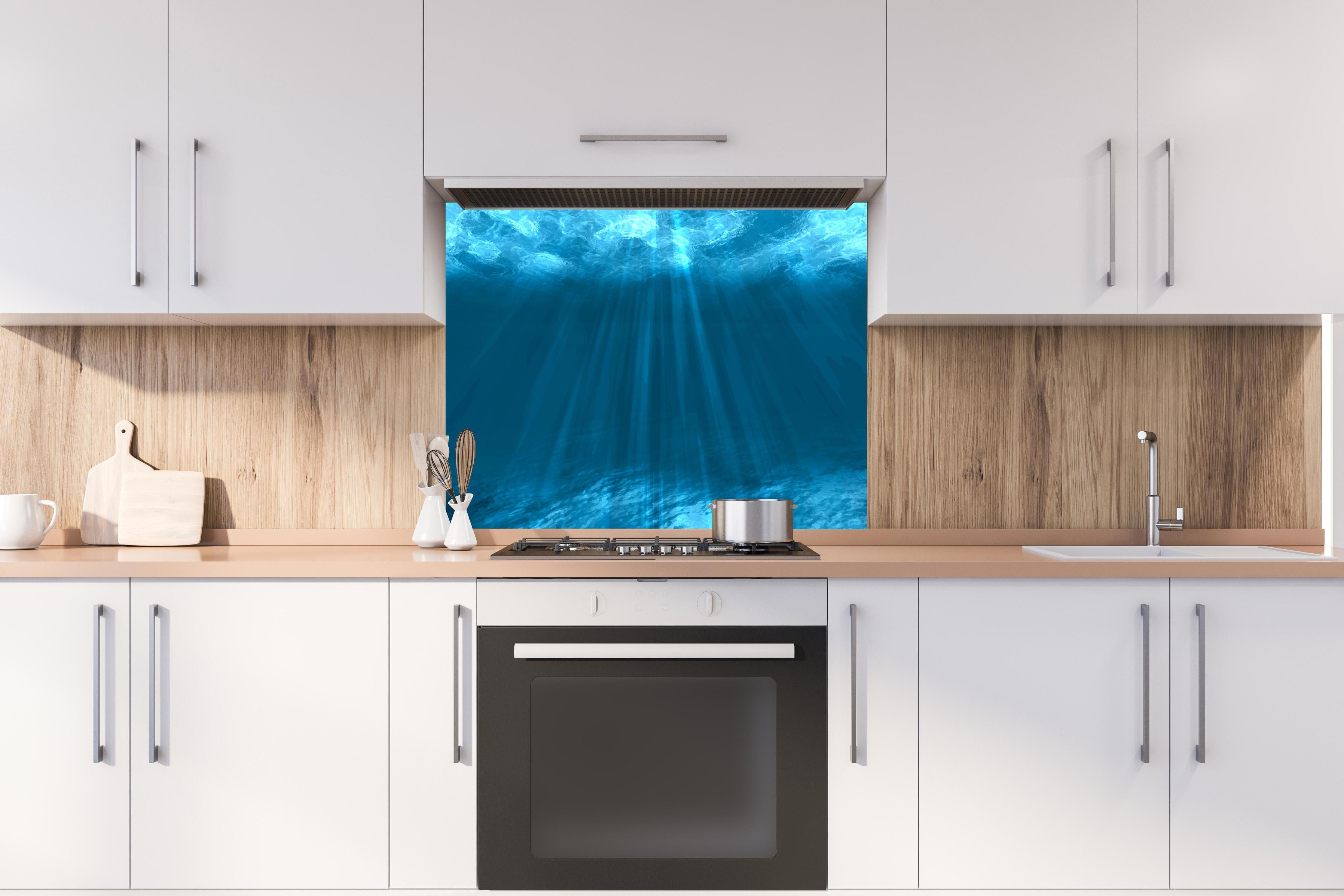 Spritzschutz - Tiefsee Blau Unterwasserwelt hinter einem Cerankochfeld zwischen Holz-Kochutensilien
