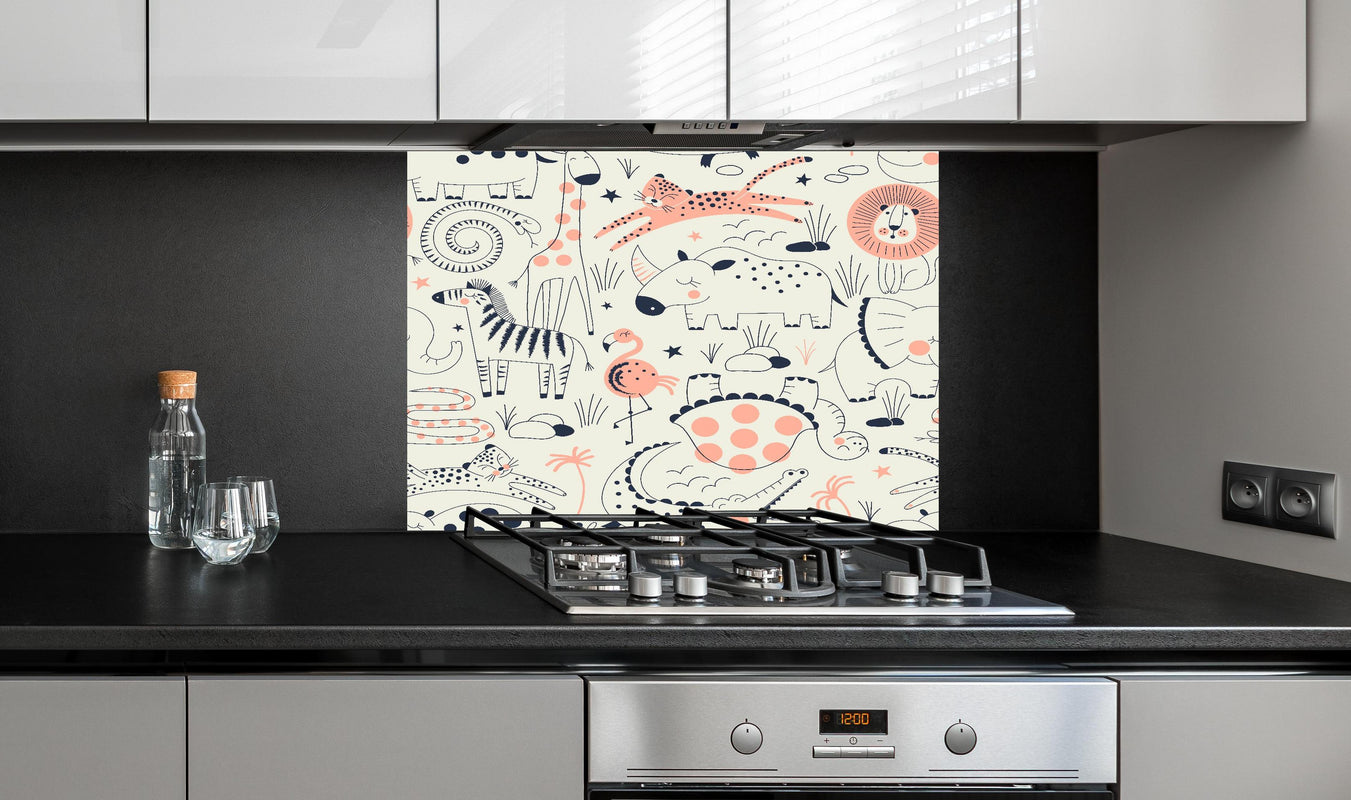 Spritzschutz - Tierillustrationen in Pastellfarben Print hinter einem Cerankochfeld zwischen Holz-Kochutensilien
