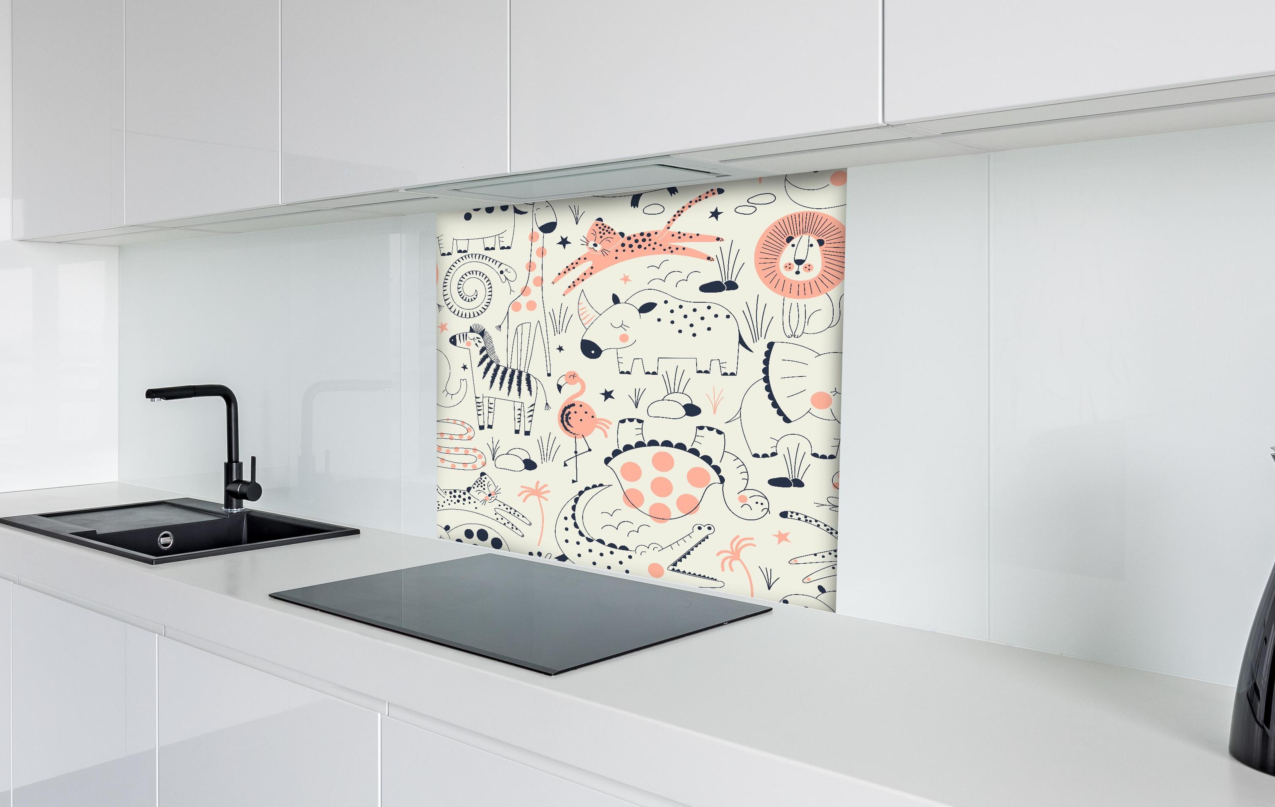 Spritzschutz - Tierillustrationen in Pastellfarben Print hinter einem Cerankochfeld zwischen Holz-Kochutensilien
