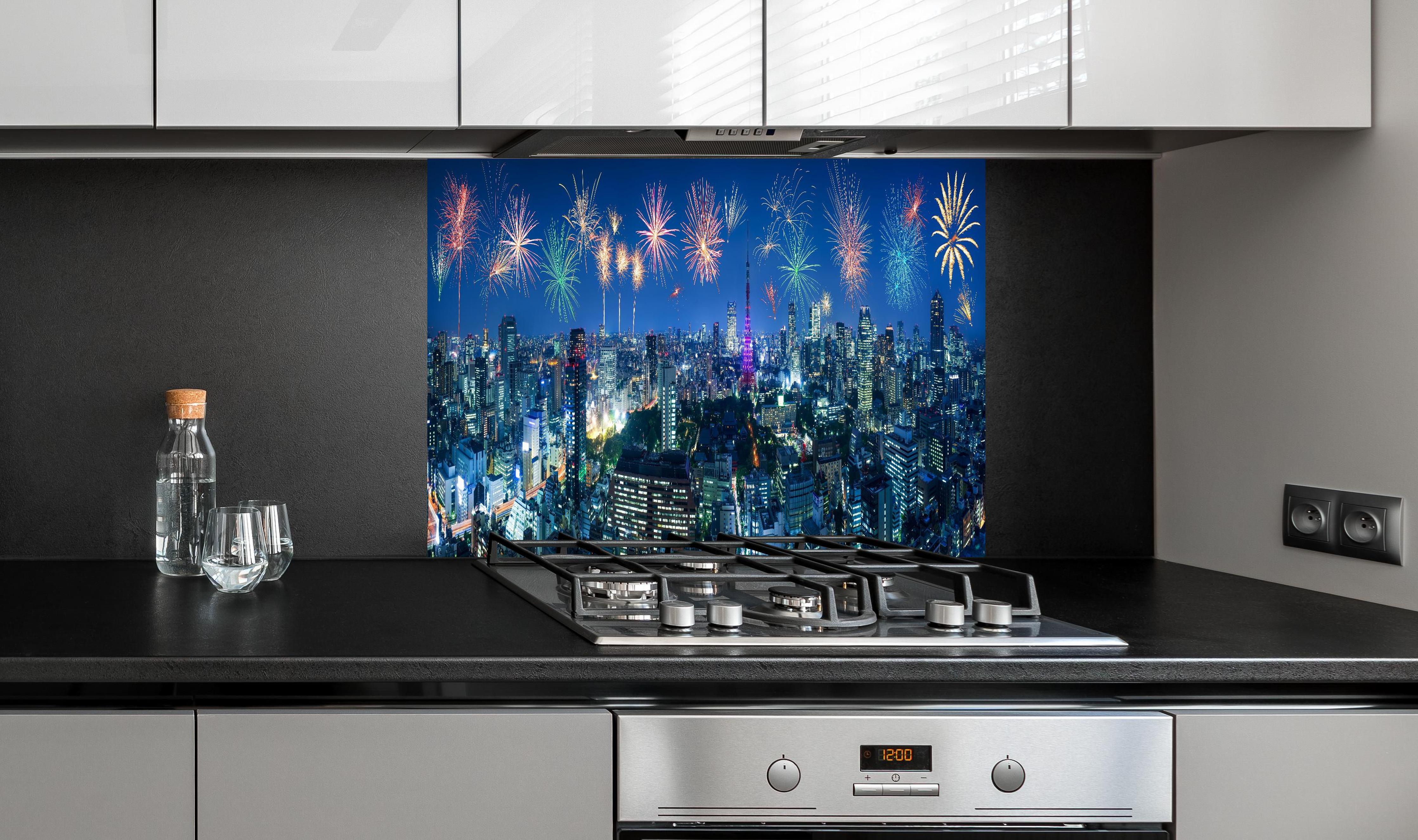 Spritzschutz - Tokio Hanabi hinter einem Cerankochfeld zwischen Holz-Kochutensilien
