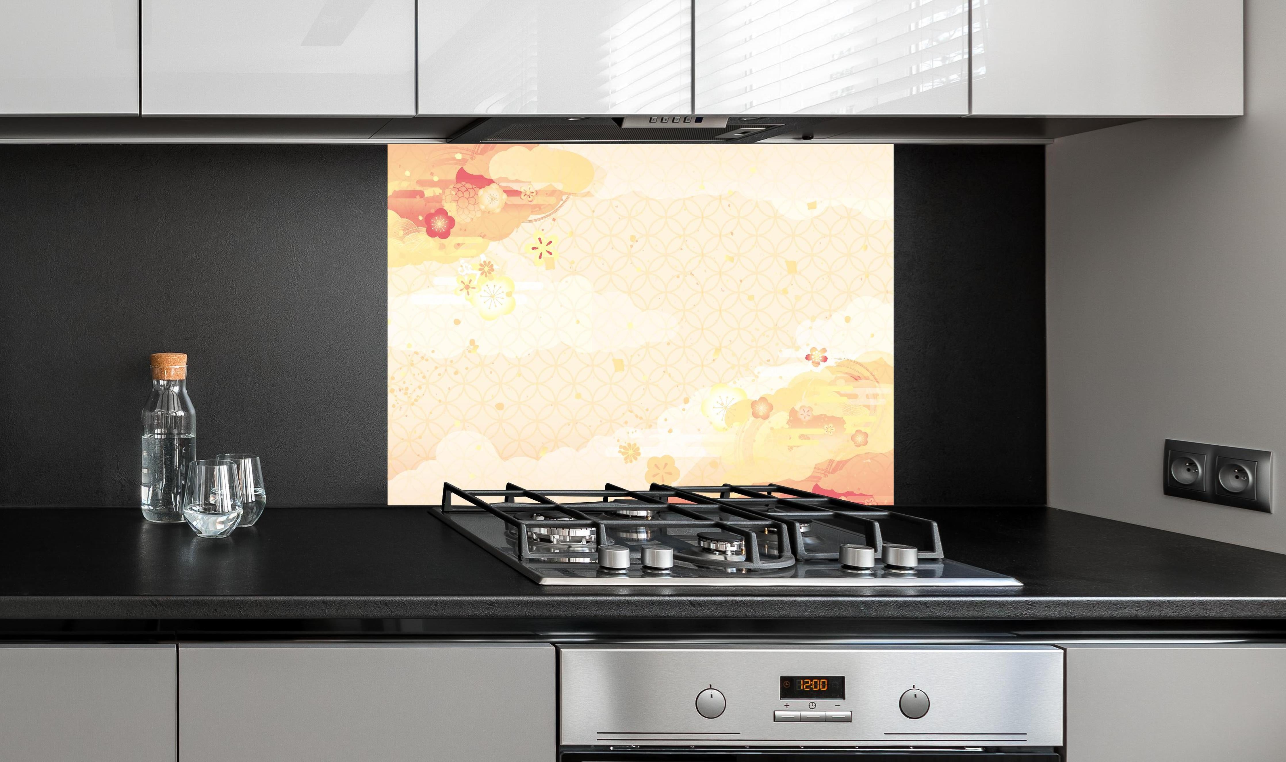 Spritzschutz - Traditionelle Japan Kunst in Beige und Gold hinter einem Cerankochfeld zwischen Holz-Kochutensilien
