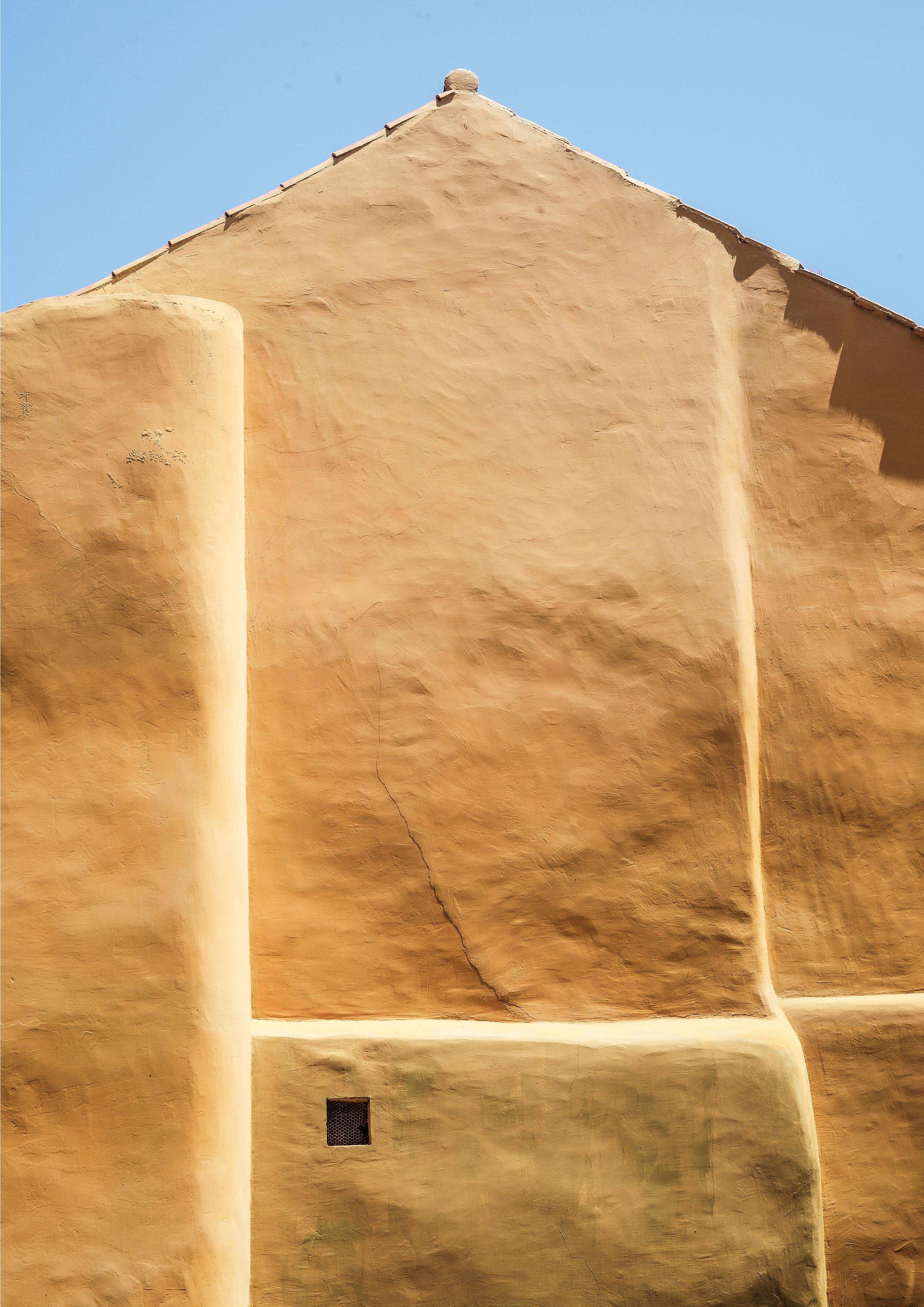 Spritzschutz-Traditionelle beigefarbene Lehmarchitektur