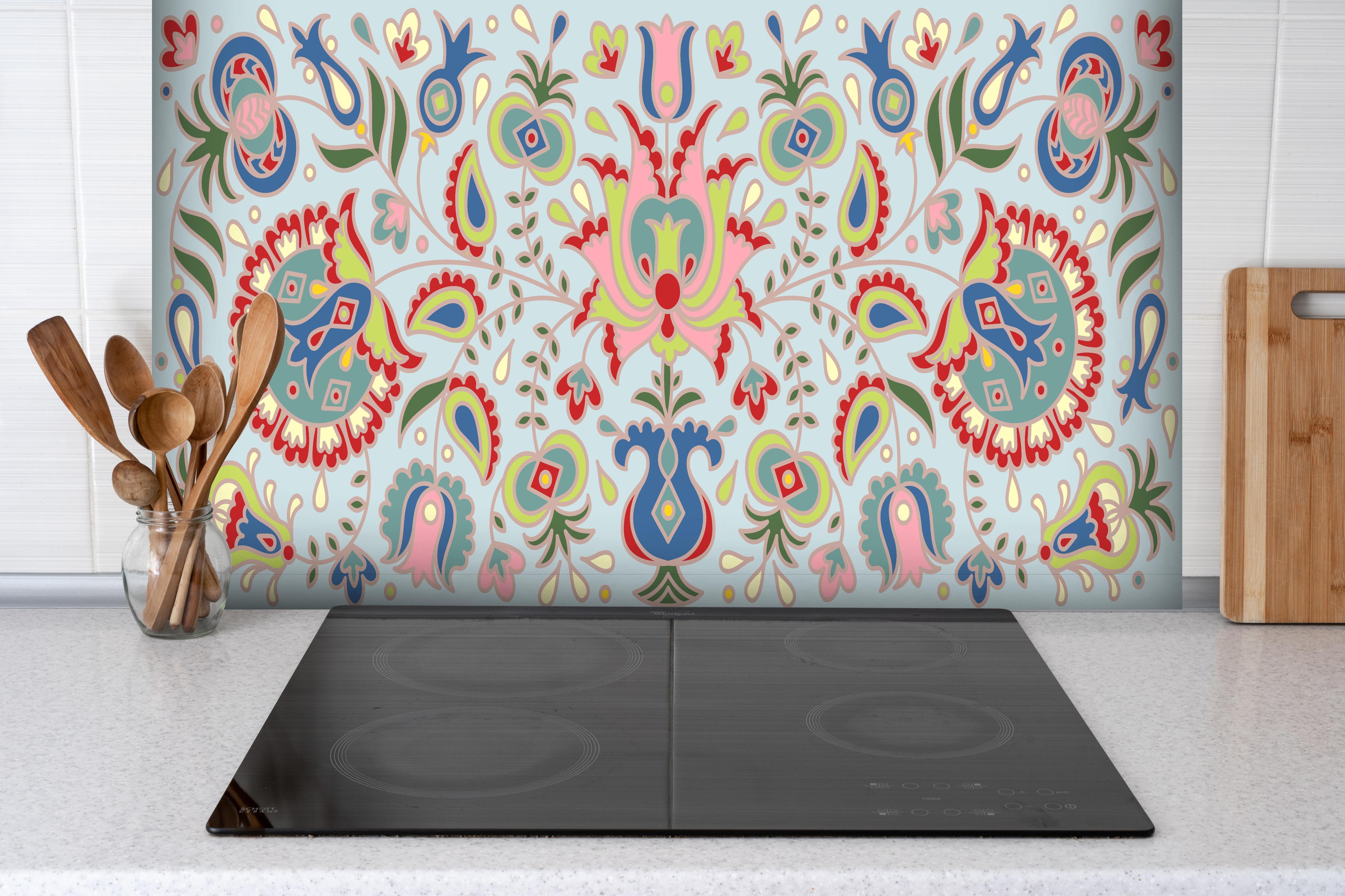 Spritzschutz - Traditionelles Buntes Folklore-Design Print hinter einem Cerankochfeld zwischen Holz-Kochutensilien
