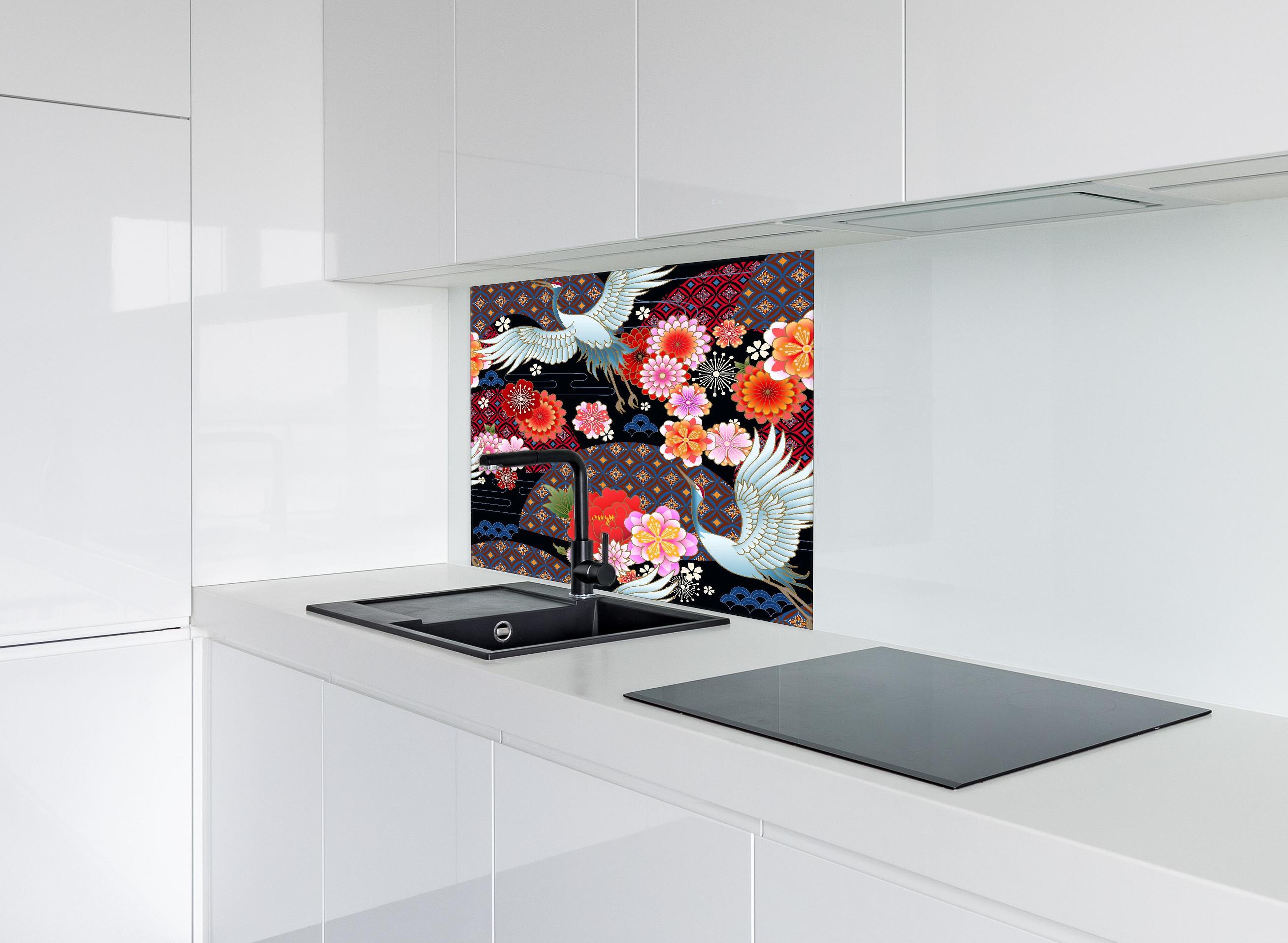 Spritzschutz - Traditionelles Muster mit Vögeln und Blumen hinter einem Cerankochfeld zwischen Holz-Kochutensilien

