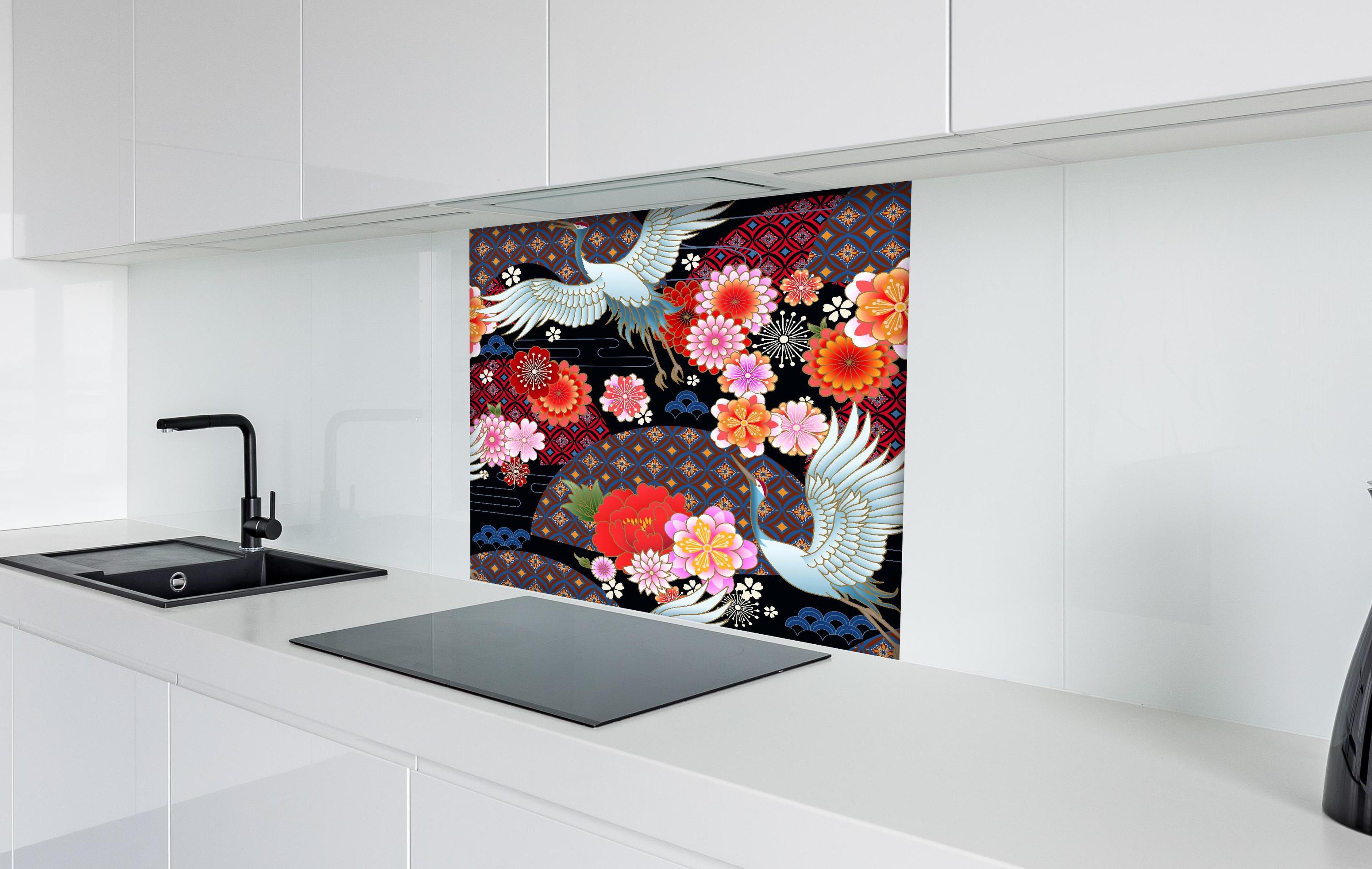 Spritzschutz - Traditionelles Muster mit Vögeln und Blumen hinter einem Cerankochfeld zwischen Holz-Kochutensilien
