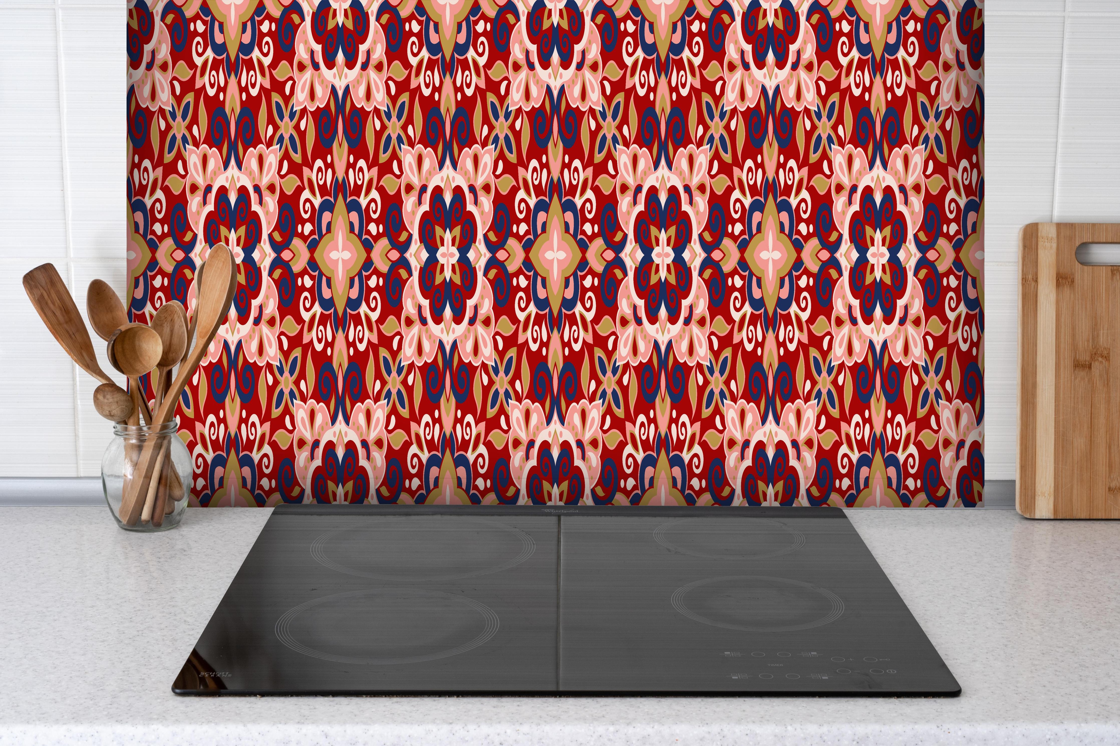 Spritzschutz - Traditionelles Orientalisch Geometrisches Muster hinter einem Cerankochfeld zwischen Holz-Kochutensilien
