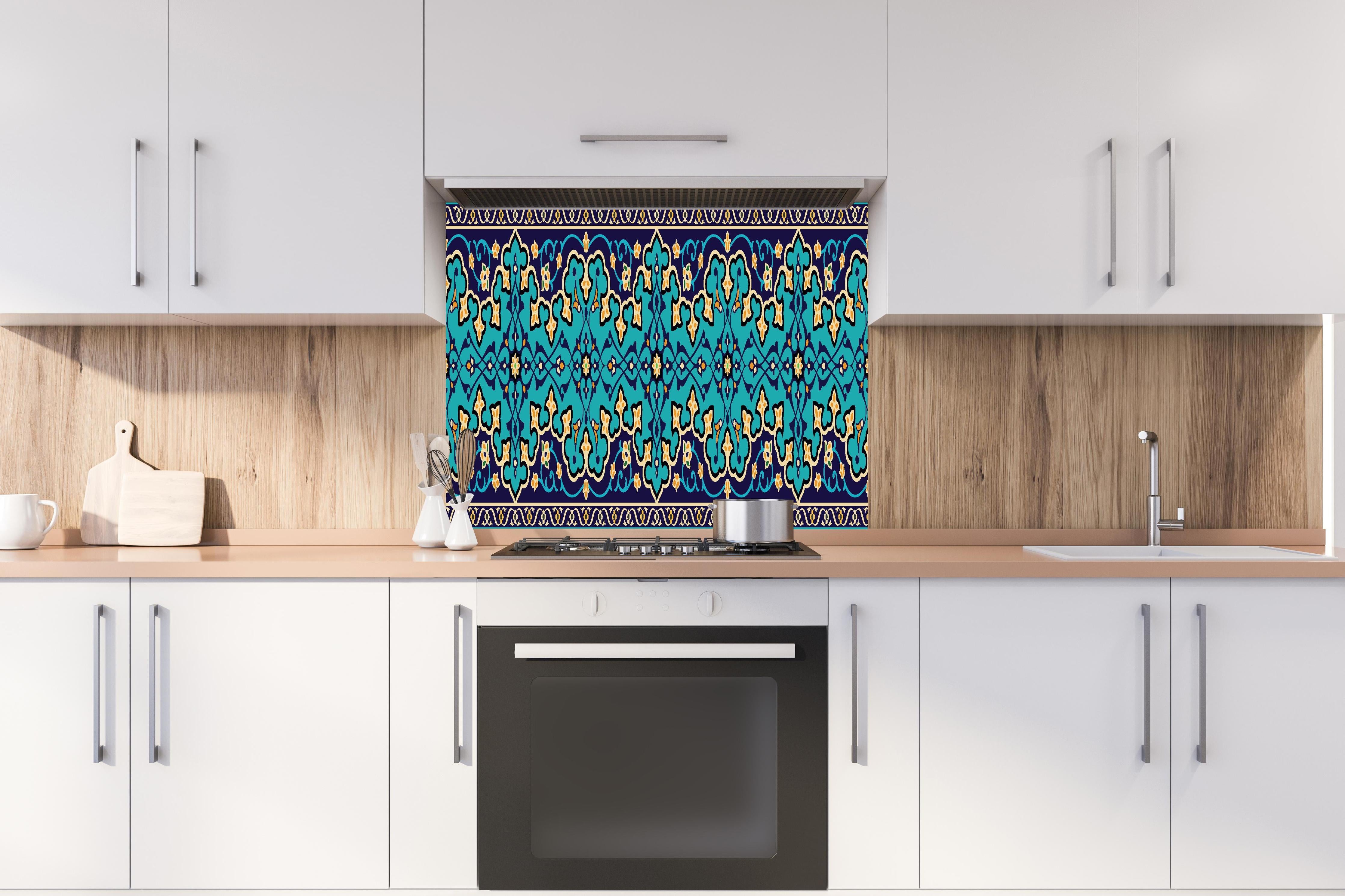 Spritzschutz - Traditionelles türkis-blaues Ornament Design hinter einem Cerankochfeld zwischen Holz-Kochutensilien
