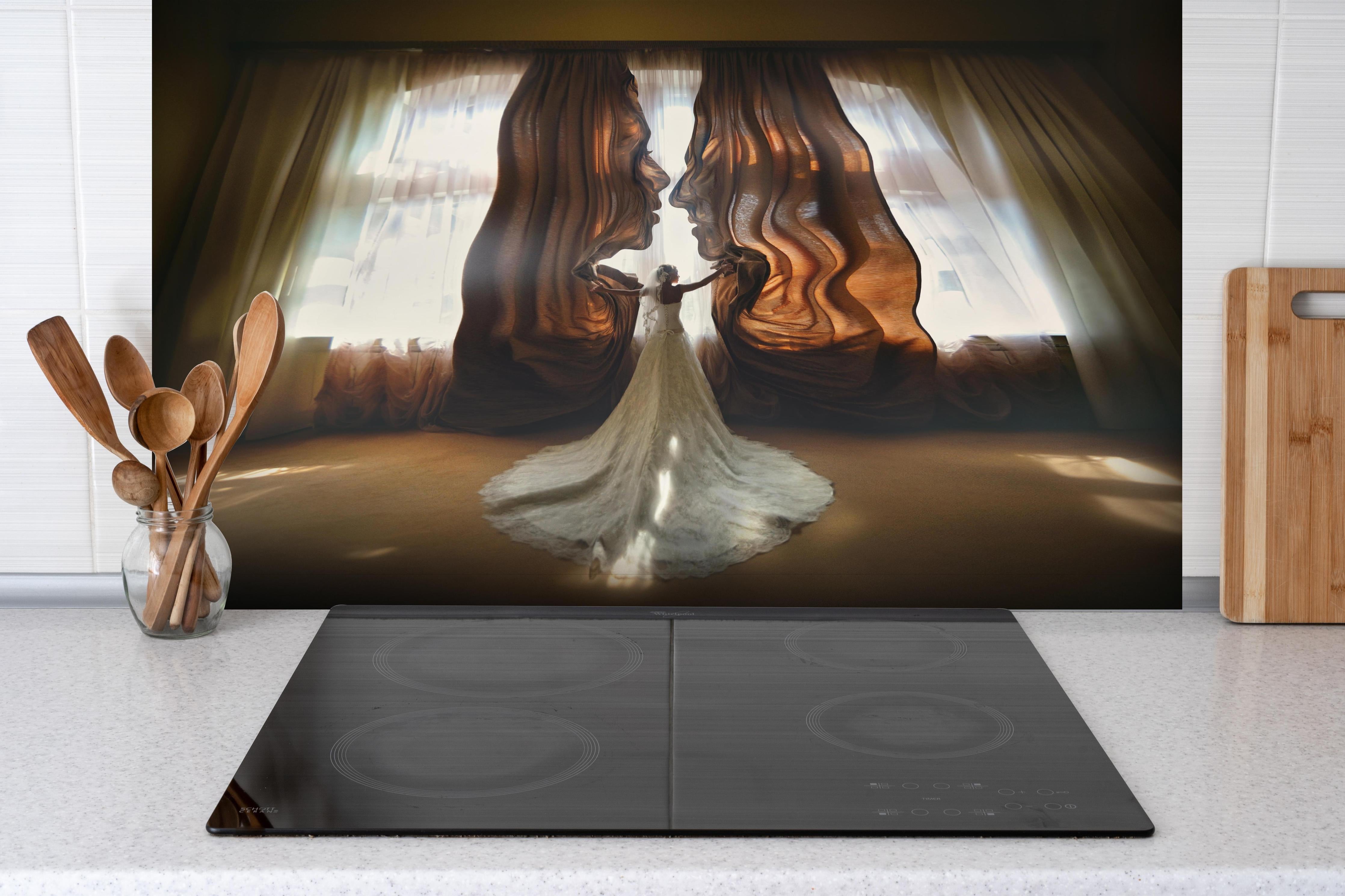 Spritzschutz - Traumbild einer Braut - Panorama hinter einem Cerankochfeld zwischen Holz-Kochutensilien
