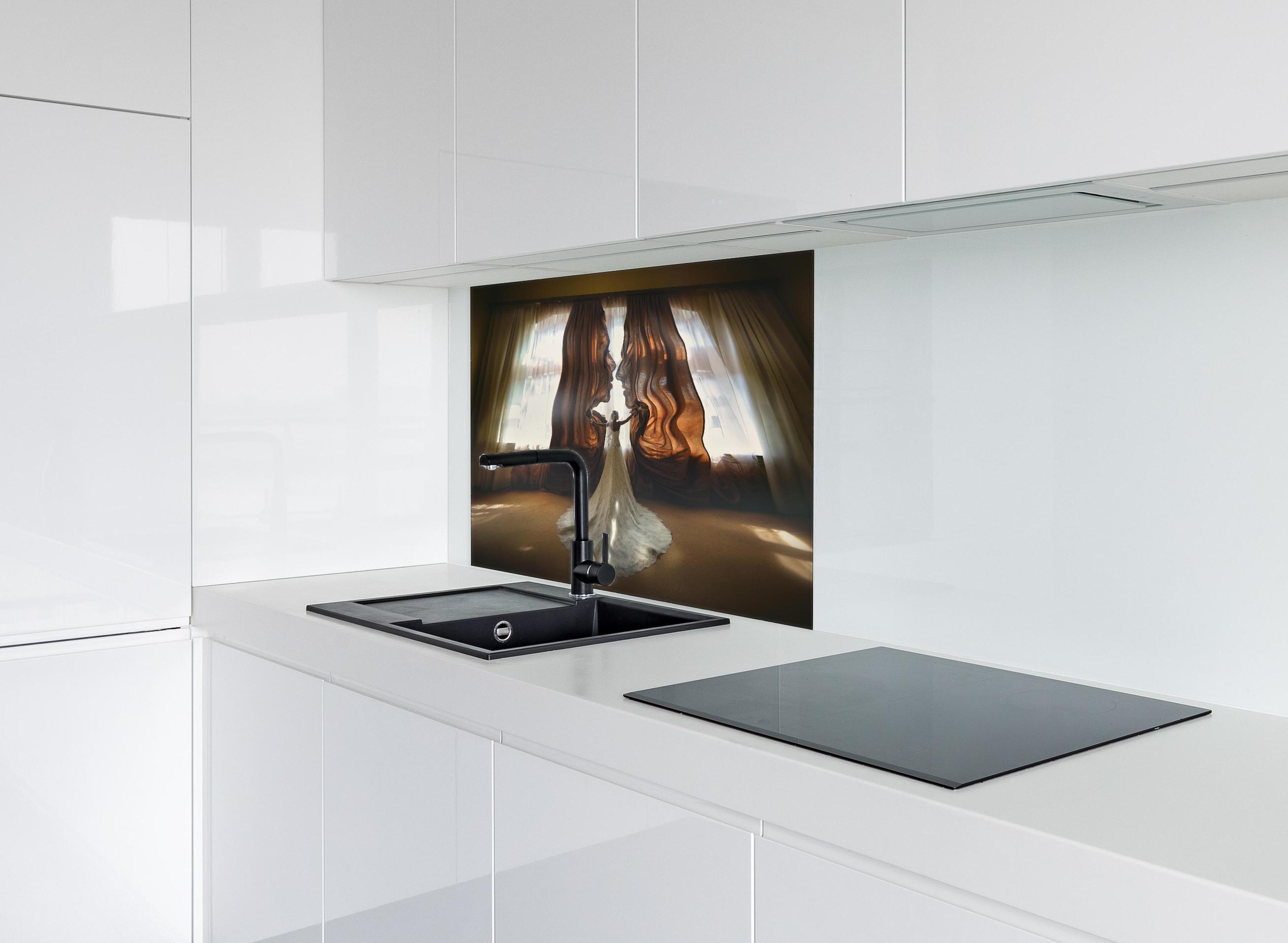 Spritzschutz - Traumbild einer Braut - Panorama hinter einem Cerankochfeld zwischen Holz-Kochutensilien
